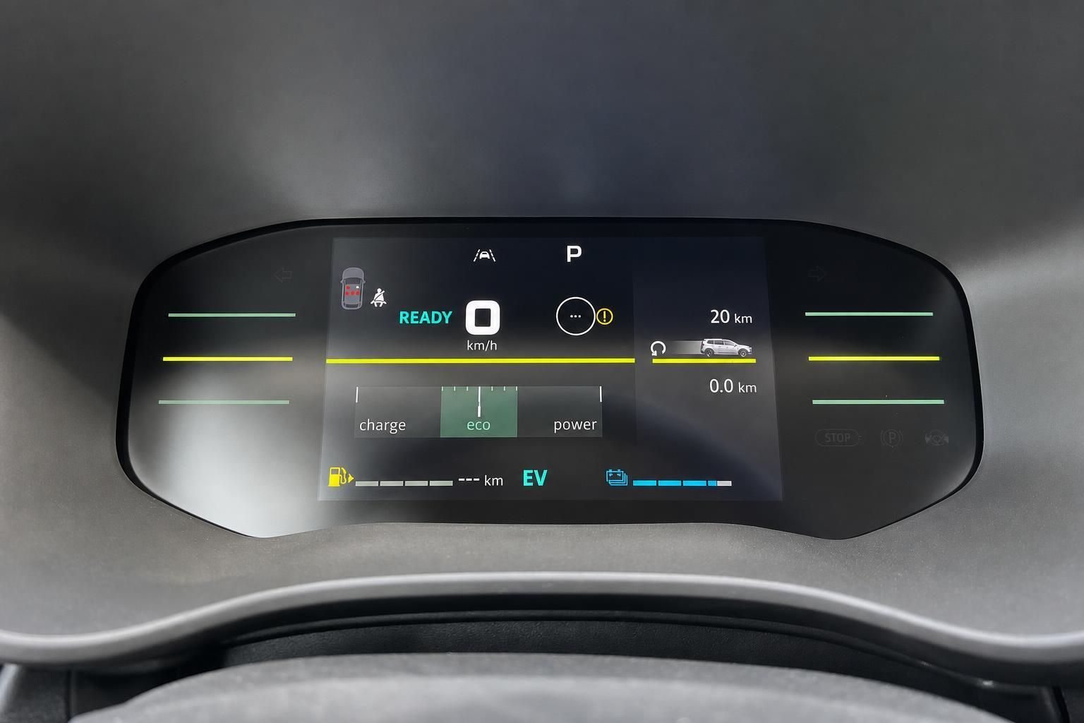 Digitales Armaturenbrett mit Elektrofahrzeug-Anzeige und Fahrmodi im modernen Auto-Innenraum