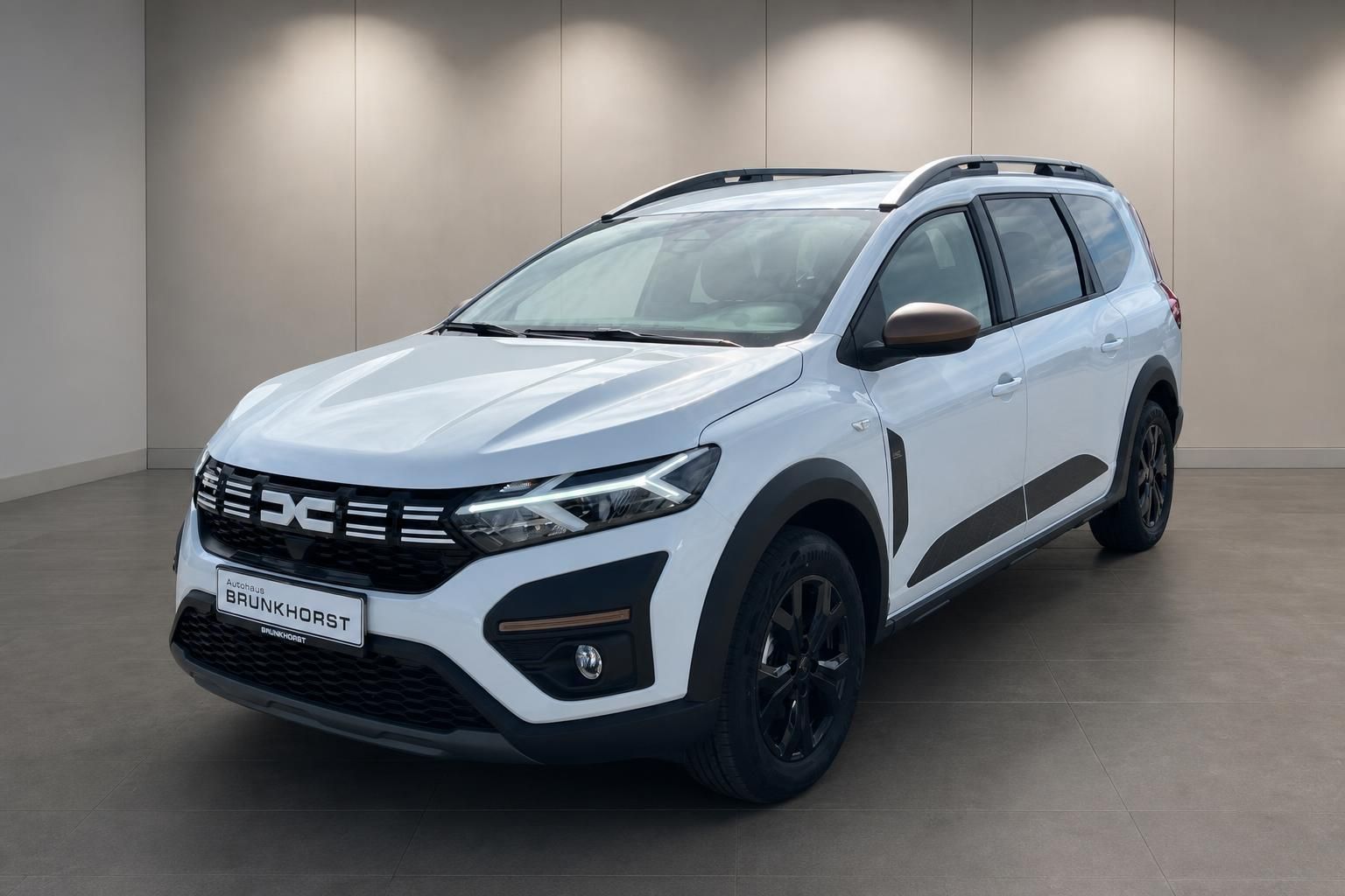 Dacia Jogger weiss von schräg vorne im Showroom - moderner Familien-SUV mit schwarzen Akzenten