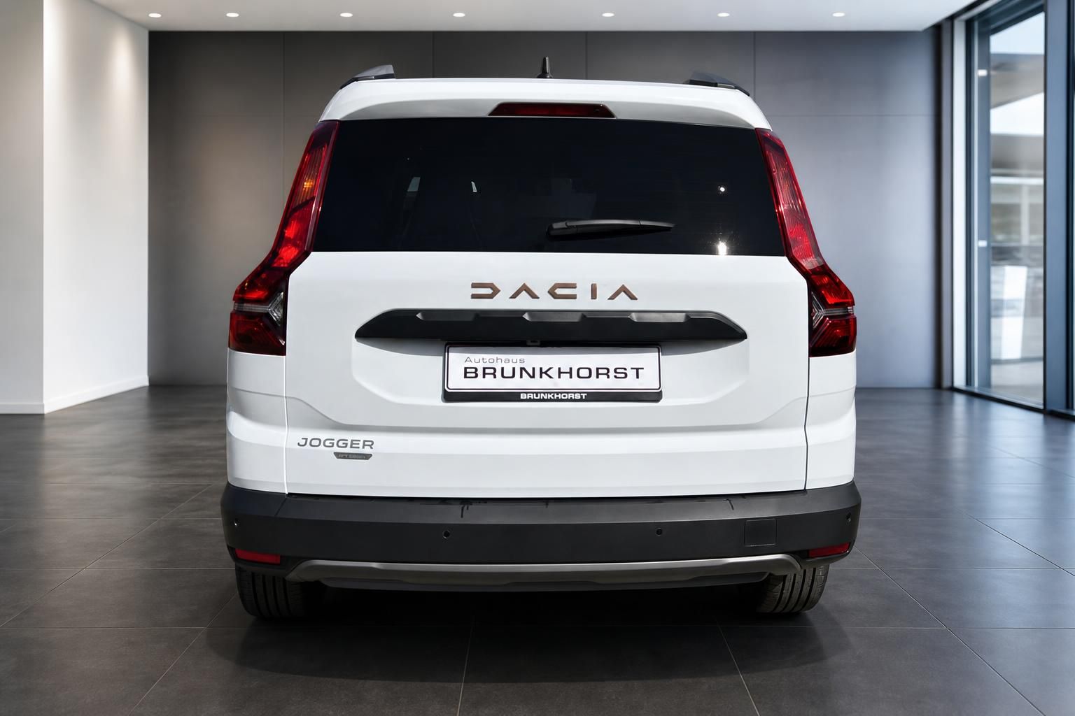 Dacia Jogger Heckansicht weiss - Rücklichter und Jogger-Schriftzug im modernen Autohaus-Ambiente