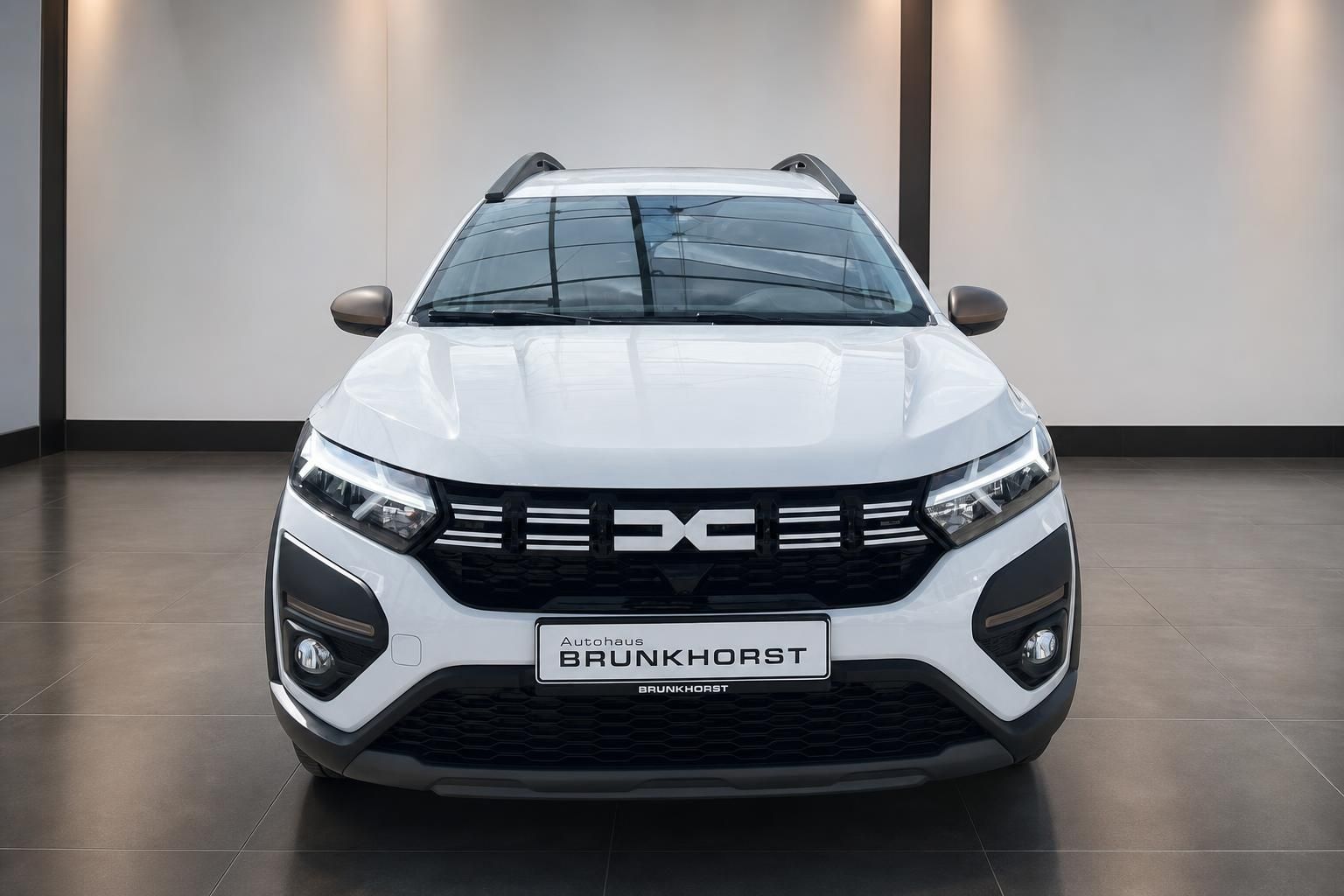 Dacia Jogger Frontansicht weiss - markanter Kühlergrill mit DC-Logo und LED-Scheinwerfer