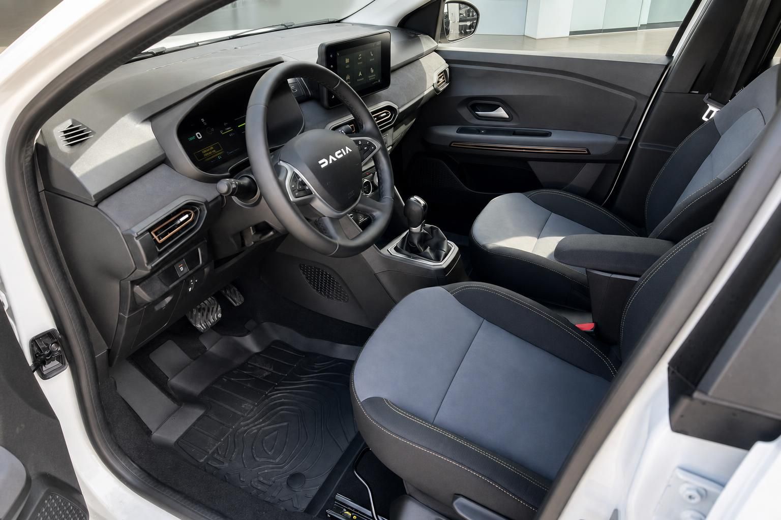 Dacia Jogger Innenraum - Cockpit mit Lenkrad, Touchscreen und grau-blaue Sitzausstattung