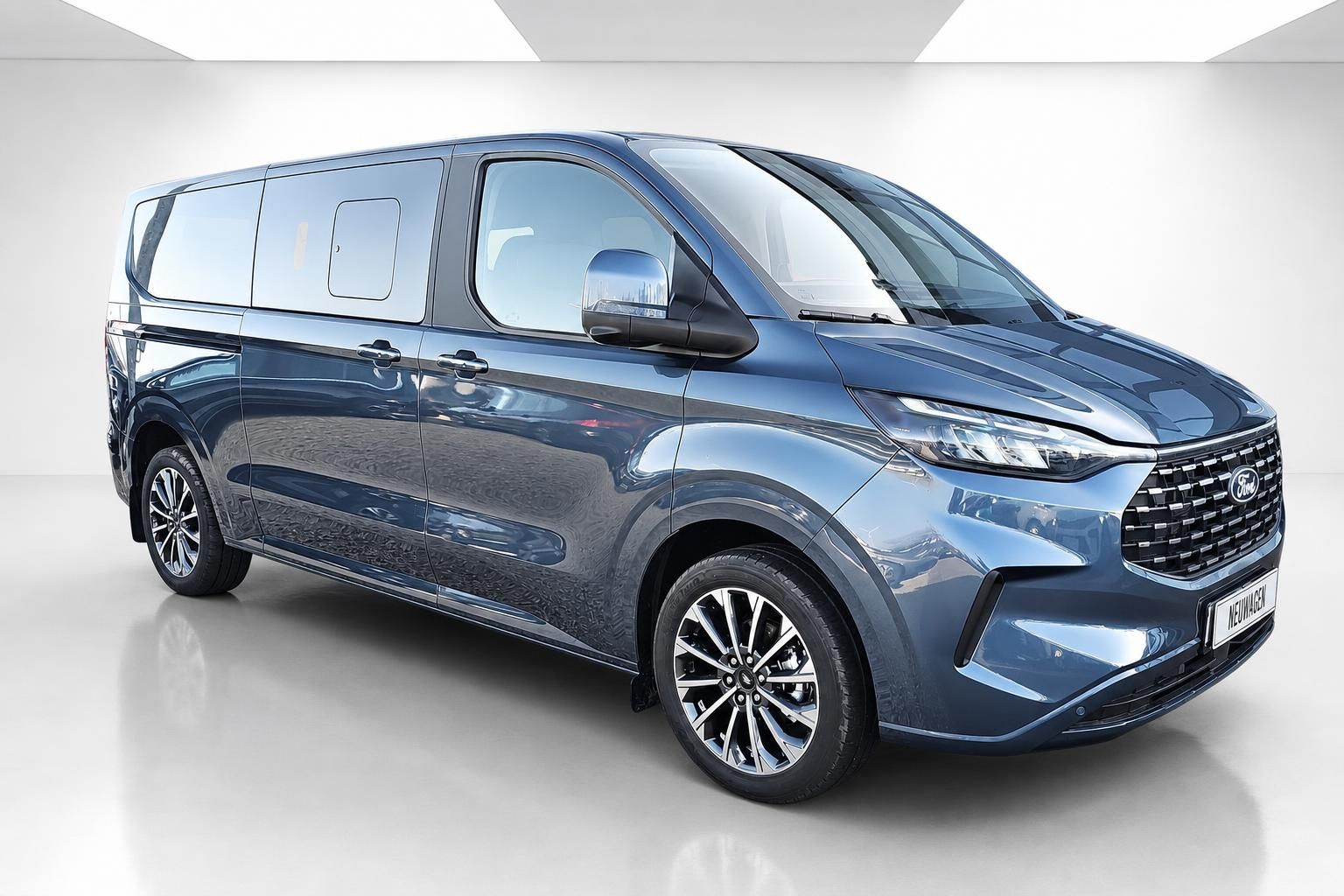 Ford Tourneo Custom Frontansicht schraeg in Blaugrau, Neuwagen Studio