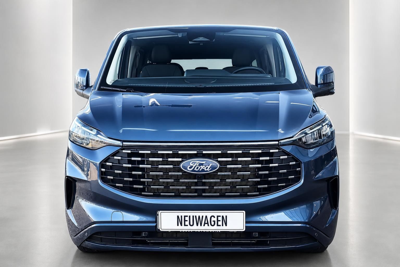 Ford Tourneo Custom Frontansicht in Blau mit Kuehlergrill, Studiofoto