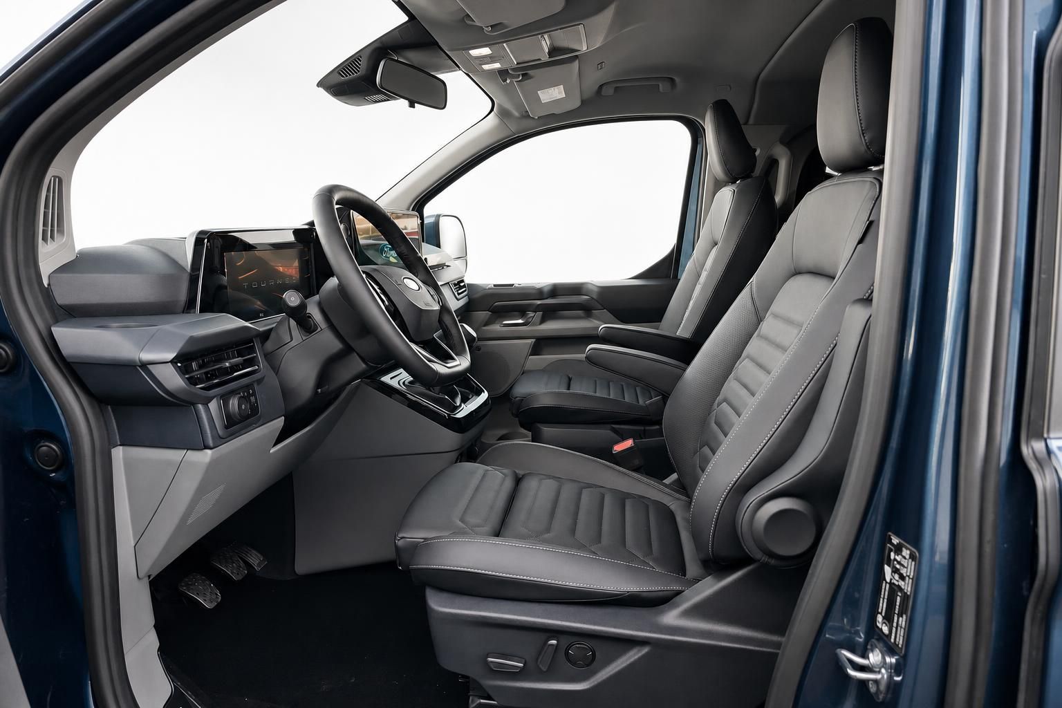 Ford Tourneo Custom Innenraum mit Ledersitzen und Cockpit