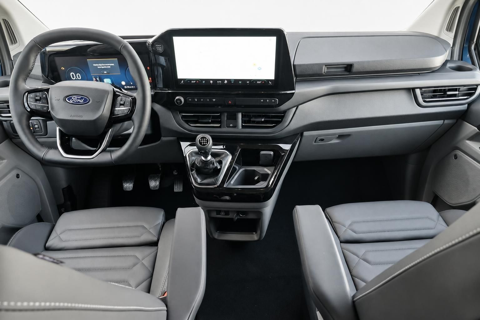 Cockpit des Ford Tourneo Custom mit Lenkrad und Touchscreen
