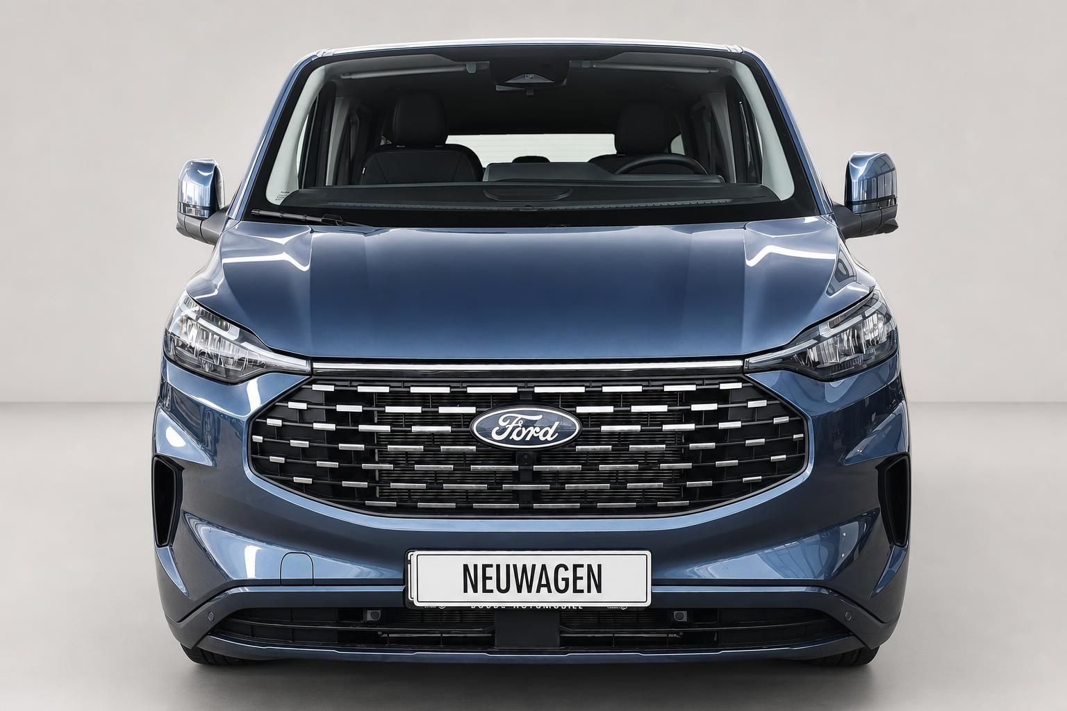 Ford Tourneo blau Frontansicht Kühlergrill Neuwagen Studio
