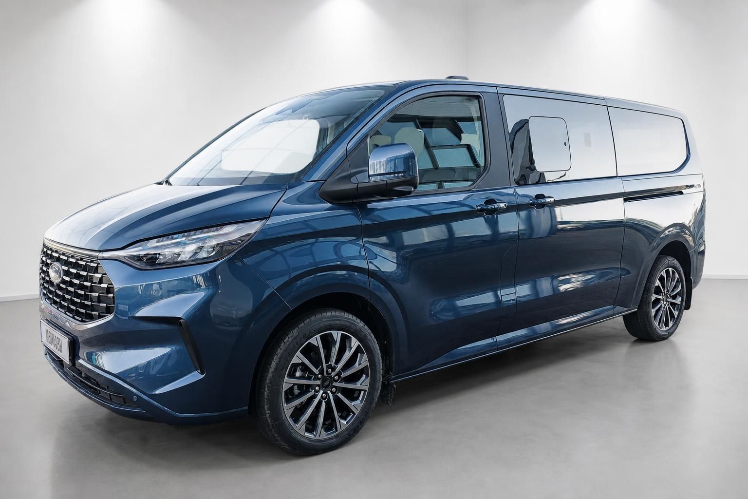 Ford Tourneo blau Seitenansicht vorne Van Neuwagen Studio