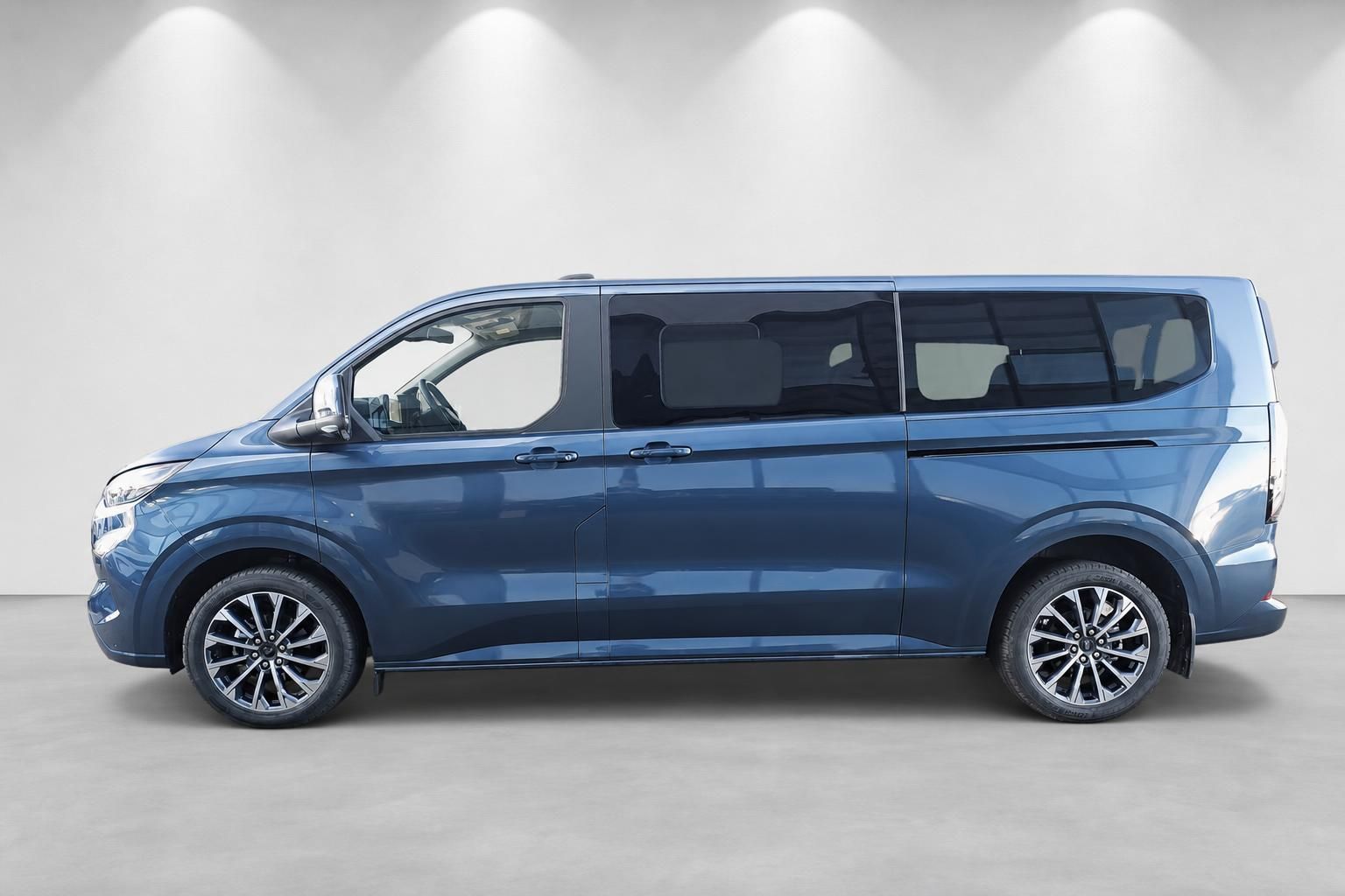 Ford Tourneo blau Seitenansicht Van Neuwagen im Studio