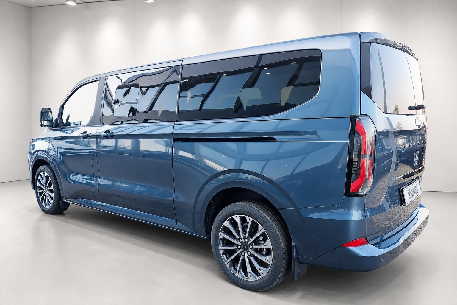 Ford Tourneo blau Heckansicht seitlich Van Neuwagen Studio