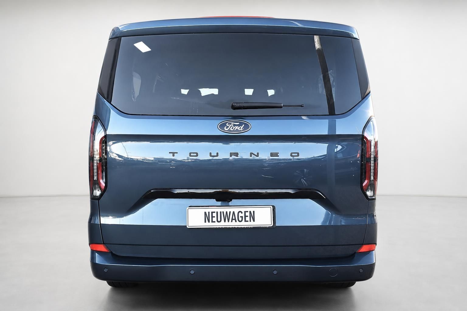 Ford Tourneo blau Heckansicht Rückleuchten Neuwagen Studio