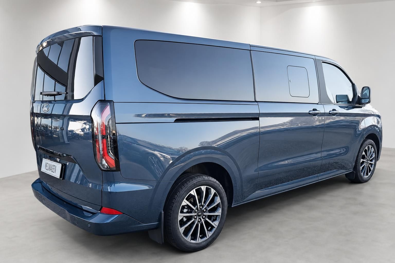 Ford Tourneo Custom in Blau, Heckansicht schraeg, Studioaufnahme