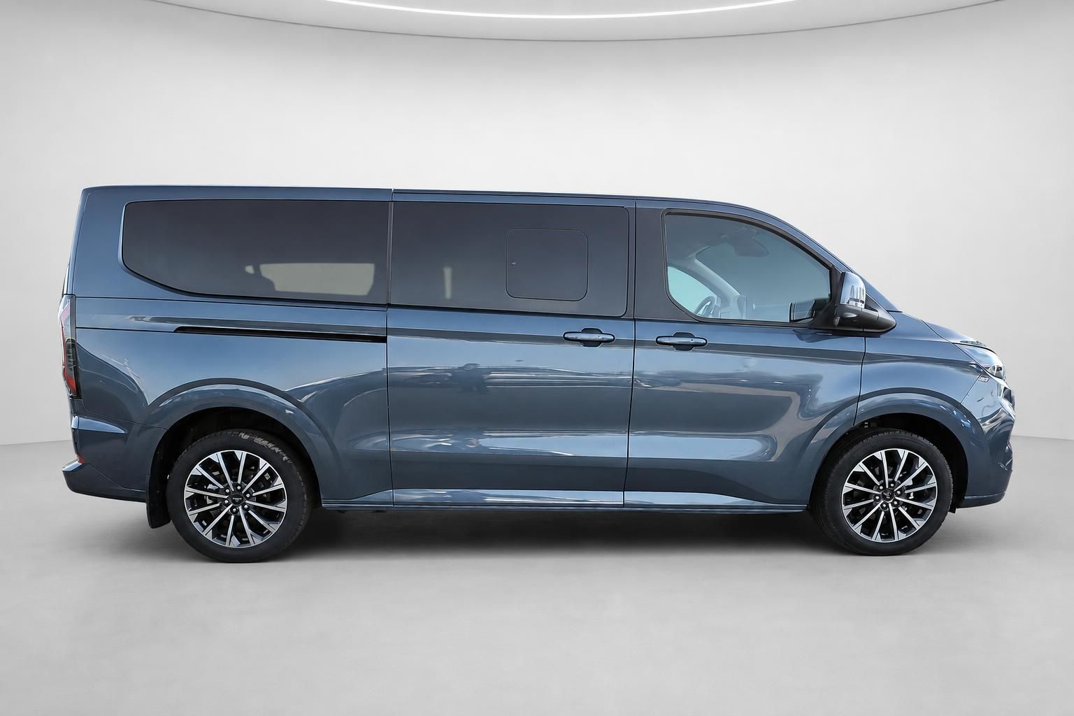 Ford Tourneo Custom Seitenansicht in Blaugrau, Studiofoto