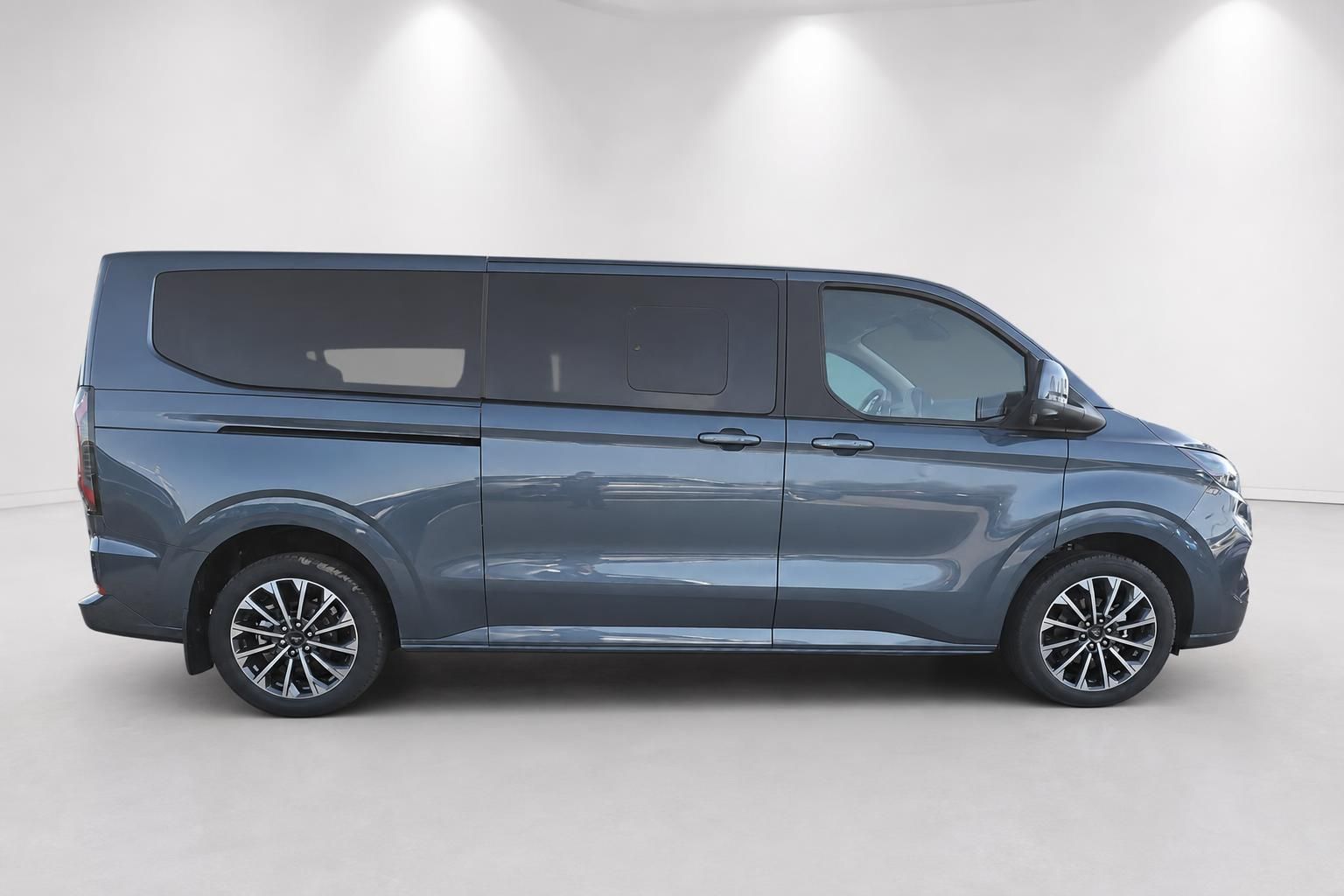 Ford Tourneo Custom Van seitlich in Grau, Neuwagen Studioaufnahme