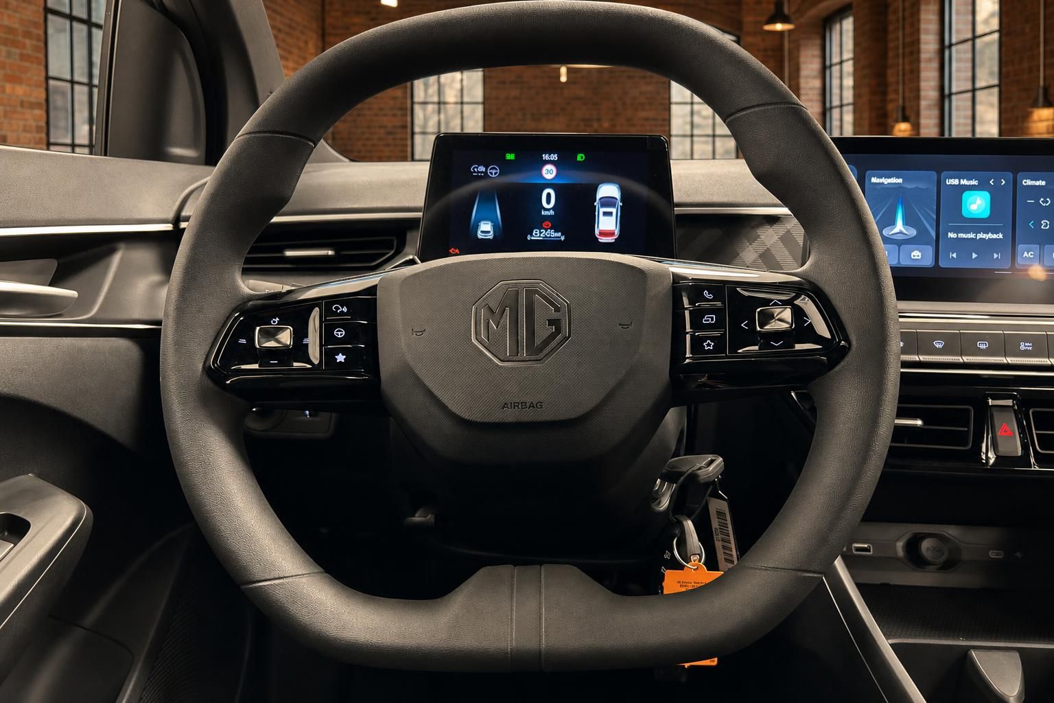 MG Lenkrad mit Bedienelementen und Infotainment Display