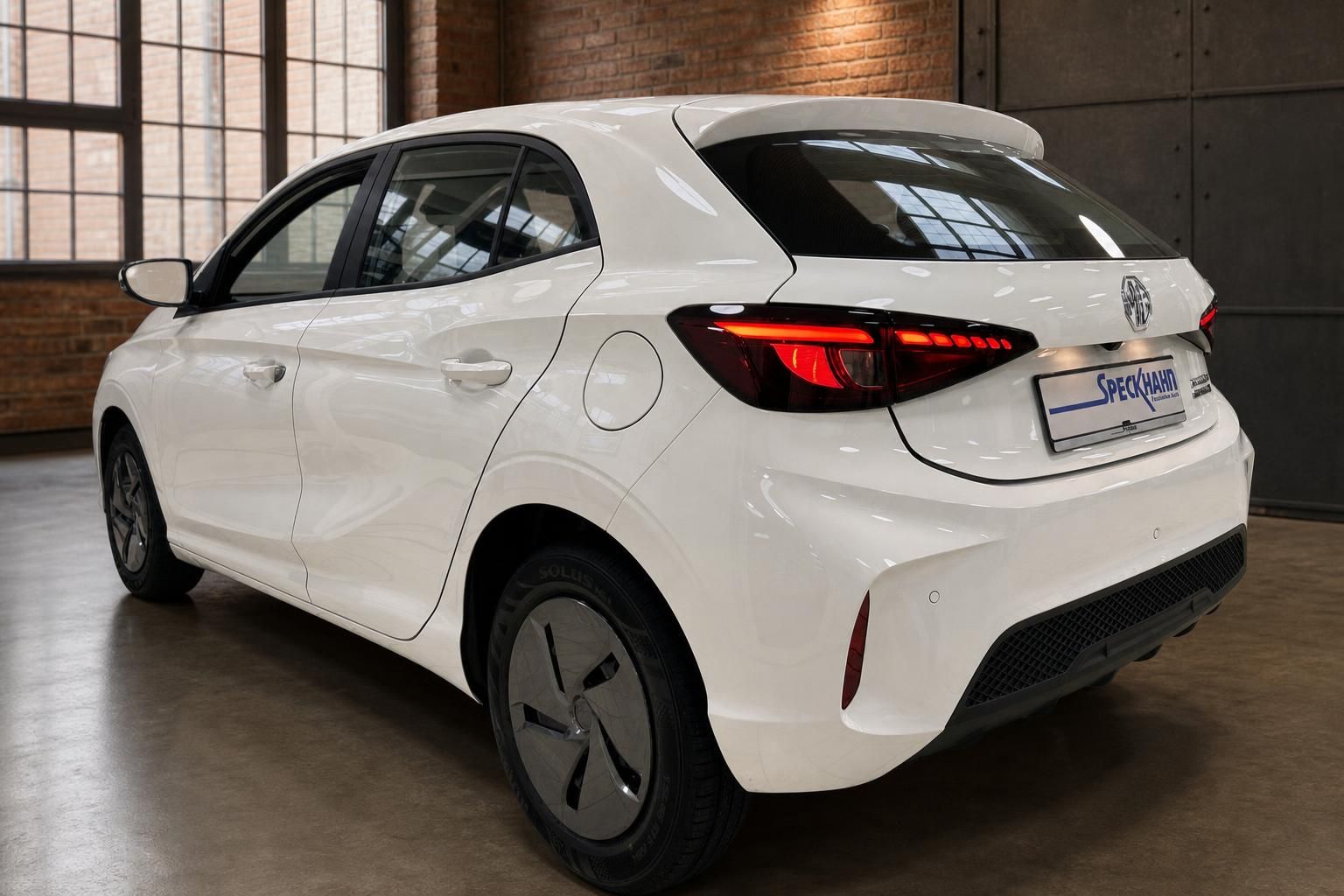 MG3 Hybrid+ weiß, Heckansicht schräg mit Blick auf Rücklichter und Felgen