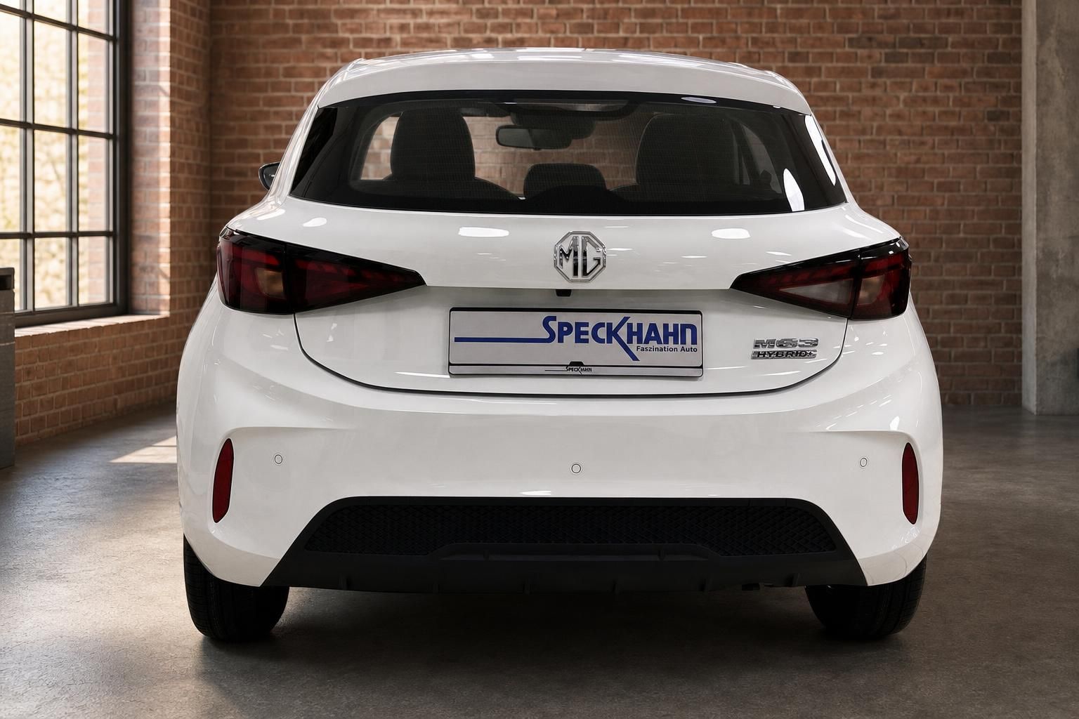 MG3 Hybrid weiß, direkte Heckansicht mit Rücklichtern und MG Logo