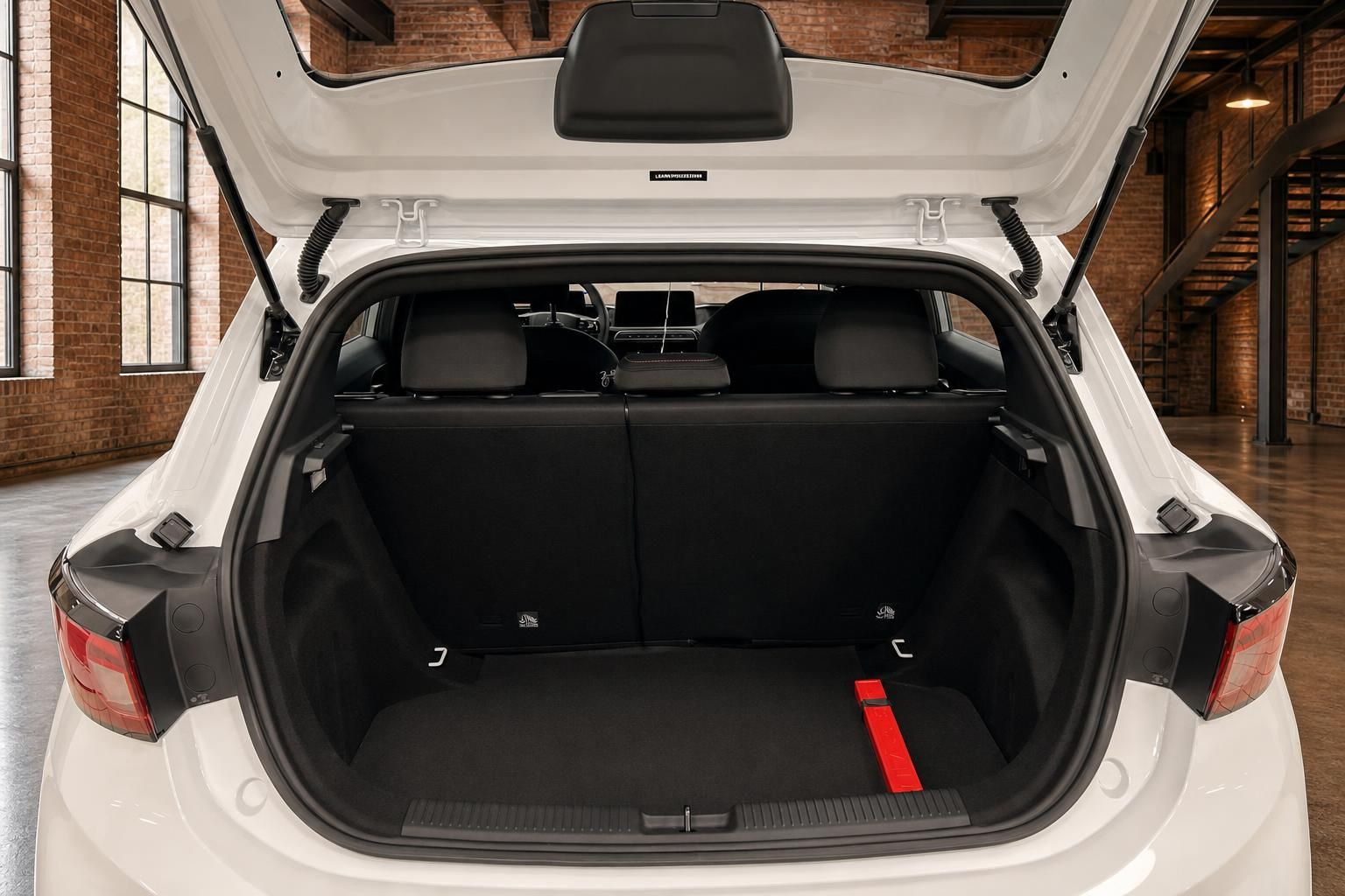 Kofferraum des MG mit umgeklappter Rueckbank und viel Ladevolumen