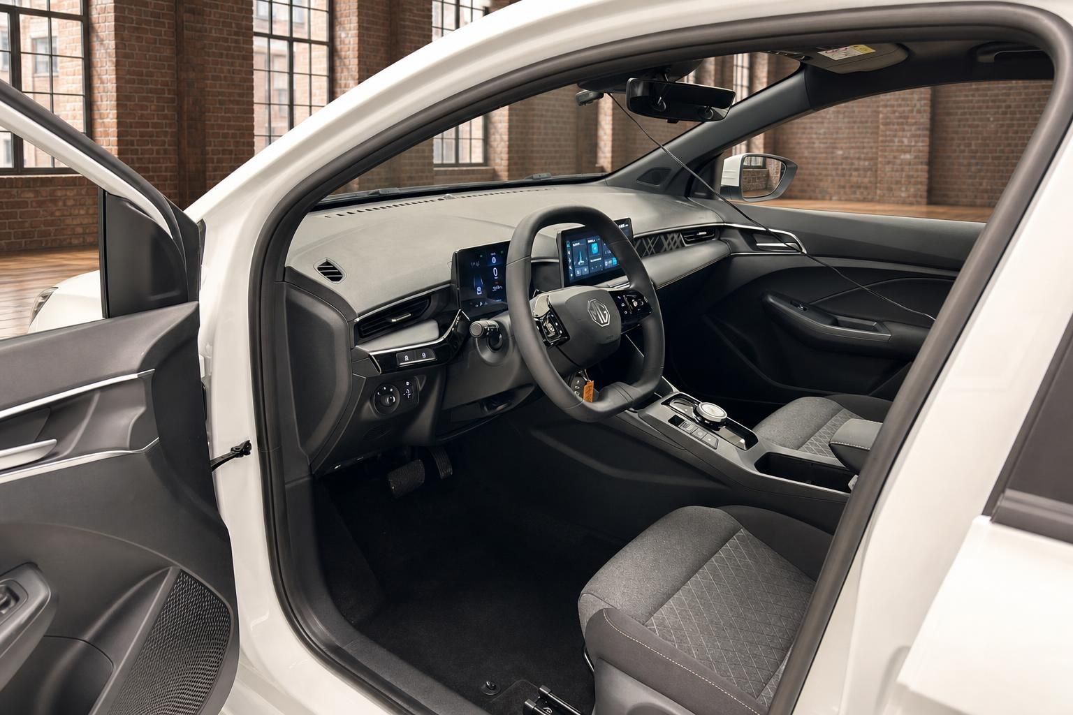 MG Innenraum mit Cockpit, Lenkrad und Digitaldisplays, Fahrertuer geoeffnet