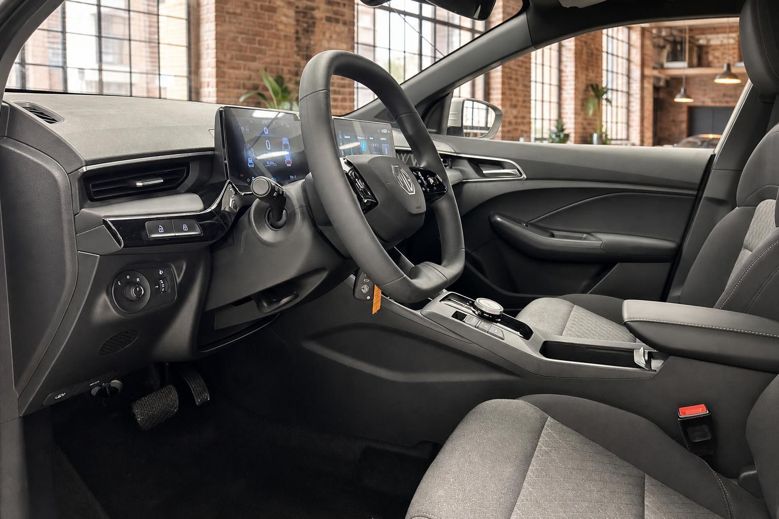 MG Cockpit Ansicht mit Lenkrad, Mittelkonsole und Sitzen im Detail