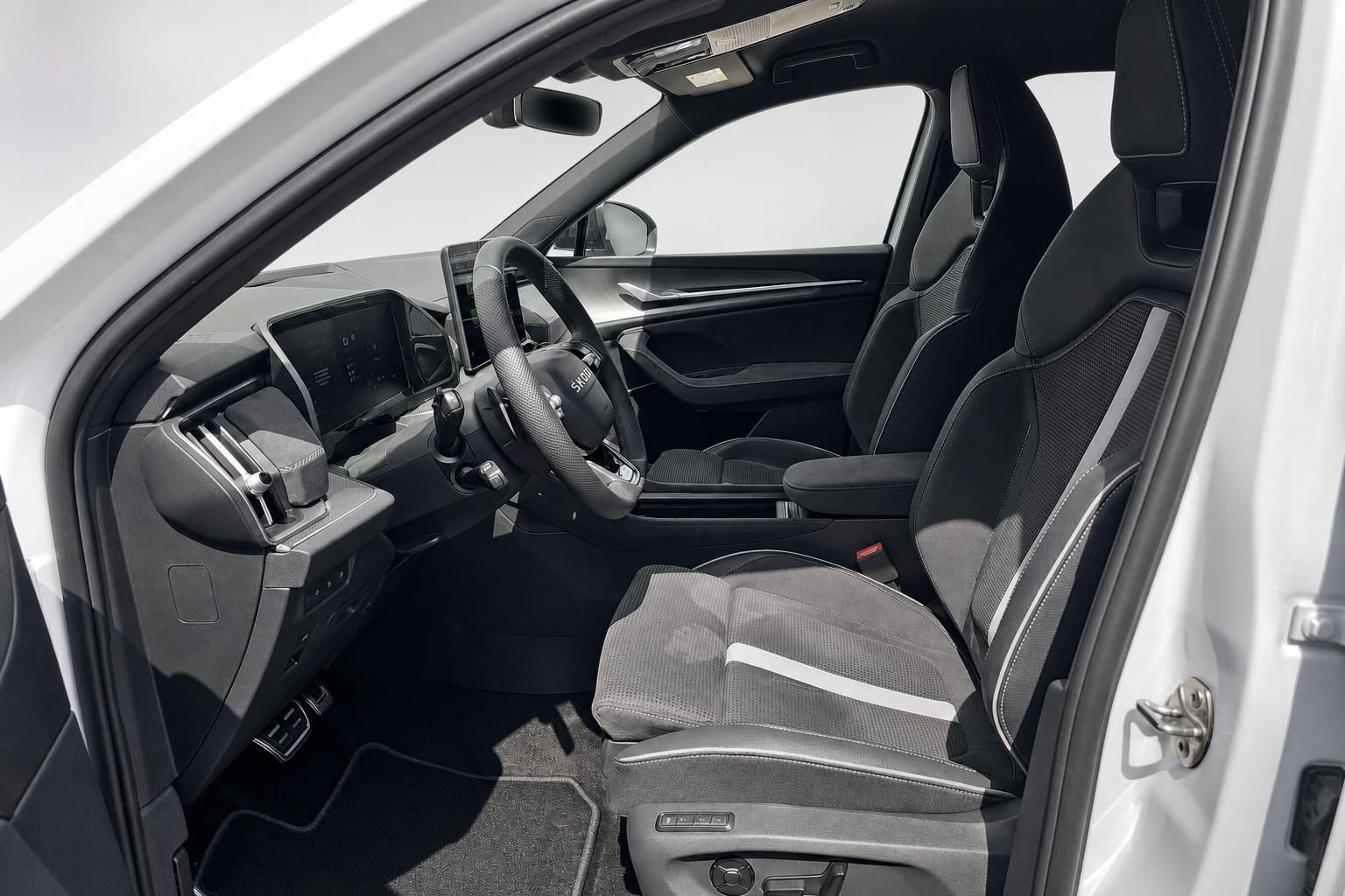 Skoda Innenraum mit schwarzen Sportsitzen und Cockpit im Detail