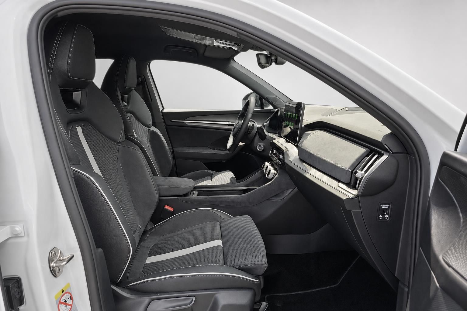 Skoda Fahrerraum mit Sportsitzen und digitalem Cockpit von innen