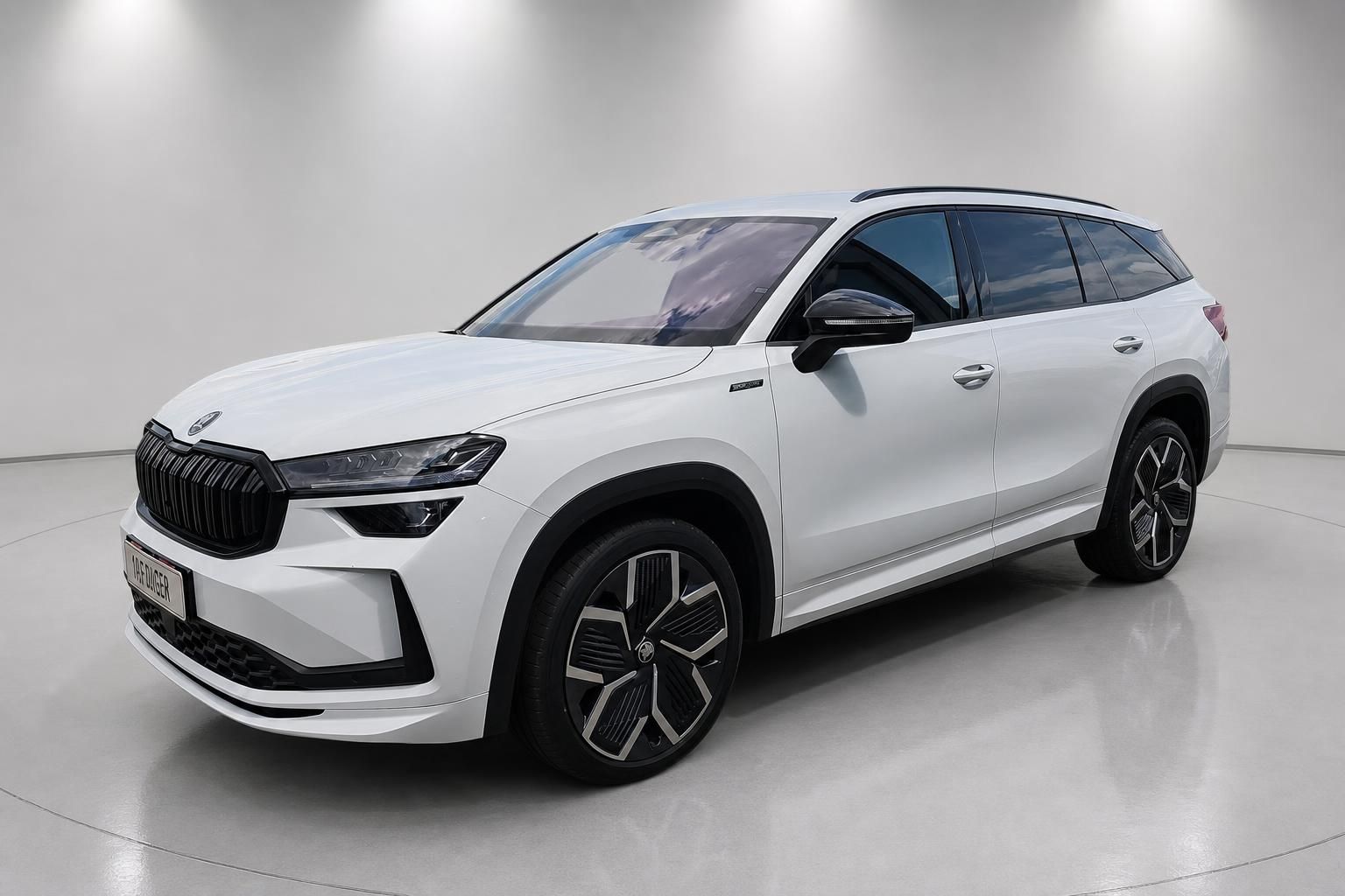 Skoda Kodiaq weiß Frontansicht schräg SUV im Studio