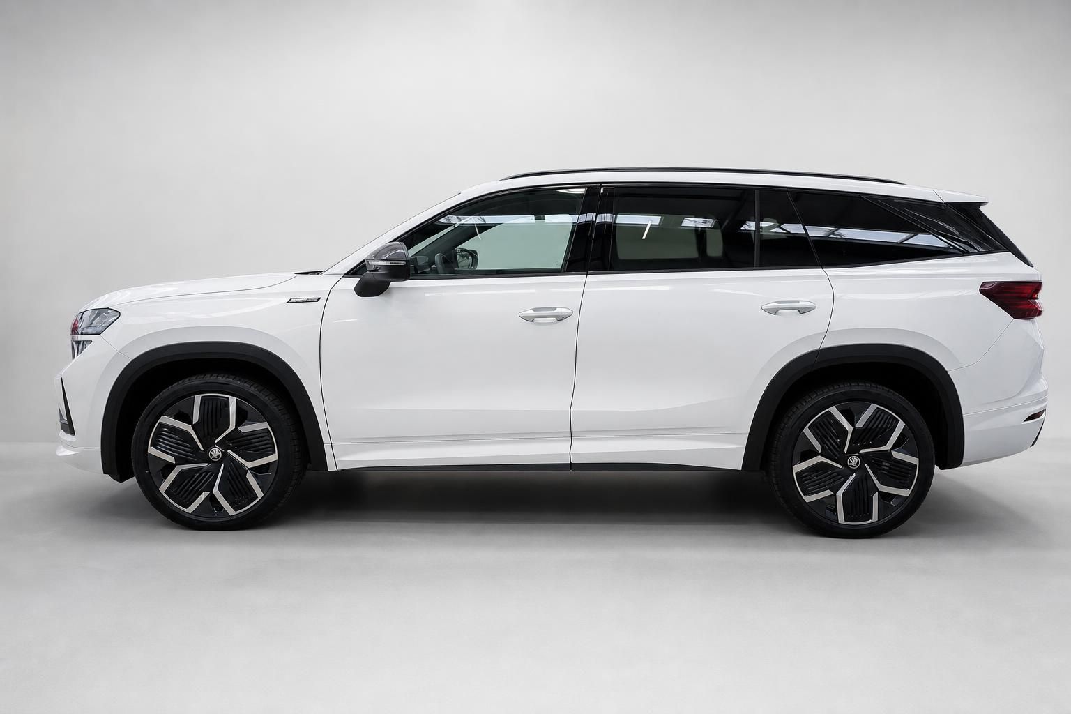 Skoda Kodiaq weiß Seitenansicht SUV mit Panoramadach