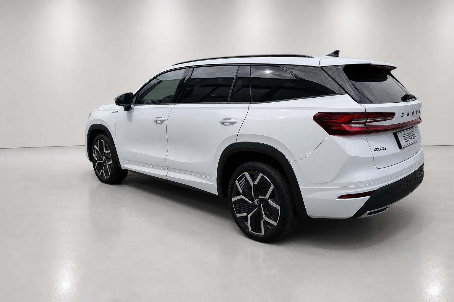 Skoda Kodiaq weiß Heckansicht schräg Neuwagen SUV