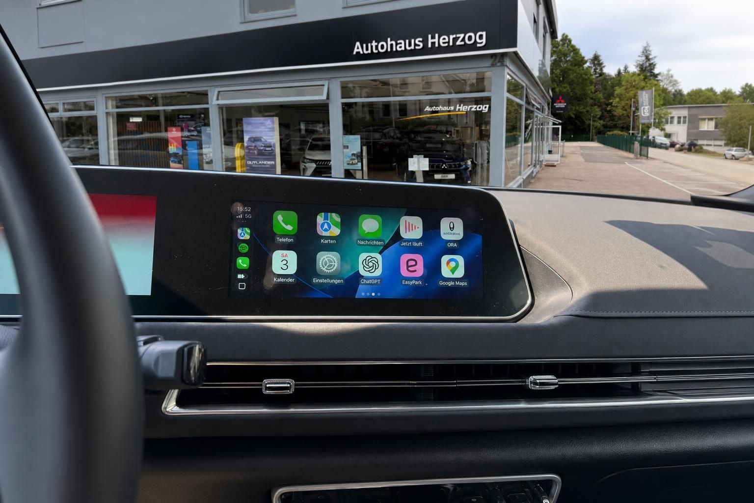 Infotainment-Bildschirm mit Apple CarPlay im Fahrzeuginnenraum