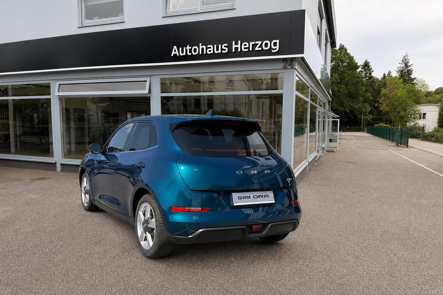 GWM Ora blau metallic, Heckansicht schraeg vor Autohaus