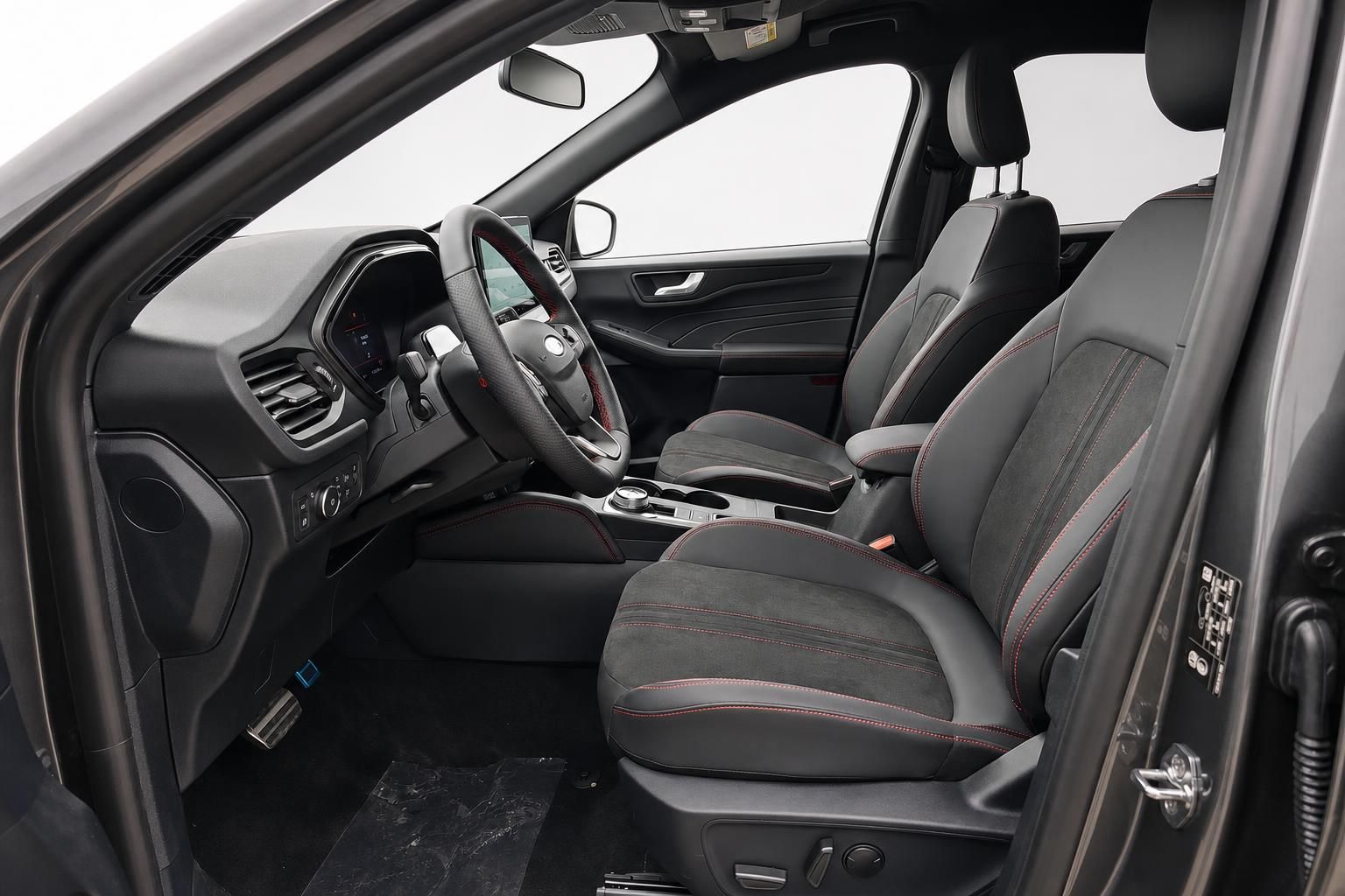 Ford Kuga Interieur: Fahrersitz, Lenkrad und Armaturenbrett im Detail