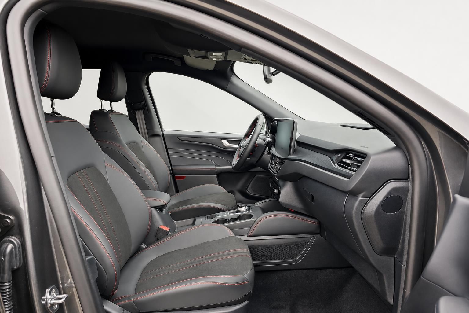 Ford Kuga Innenraum: Vordersitze mit roter Ziernaht und Cockpit