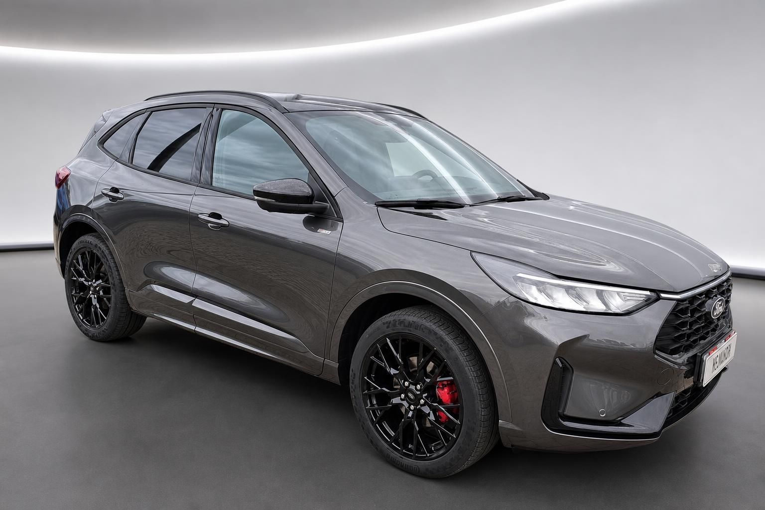 Ford Kuga SUV grau, Seiten-Frontansicht mit schwarzen Felgen