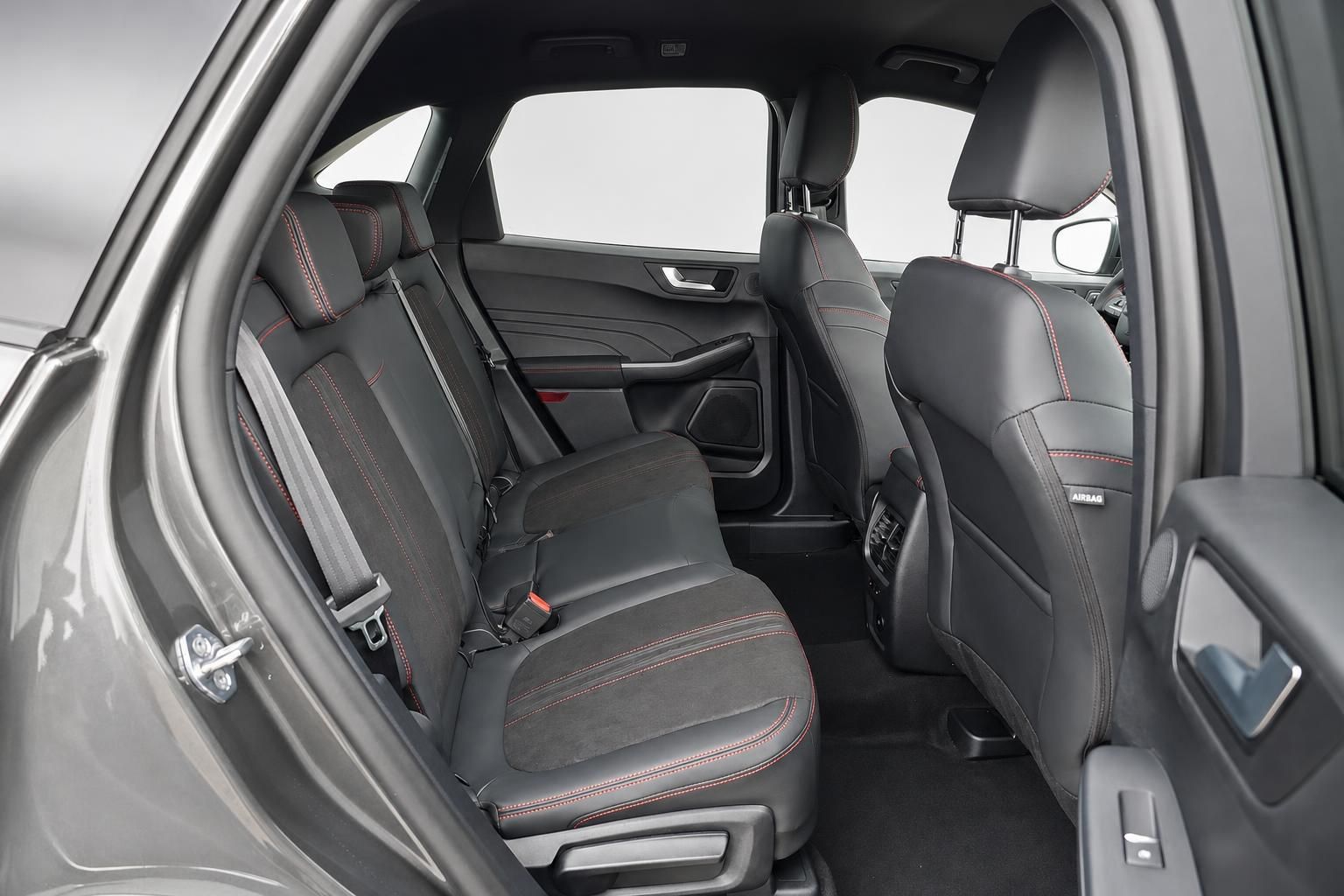 Ford Rücksitzbank mit schwarzem Lederinterieur und roten Ziernähten