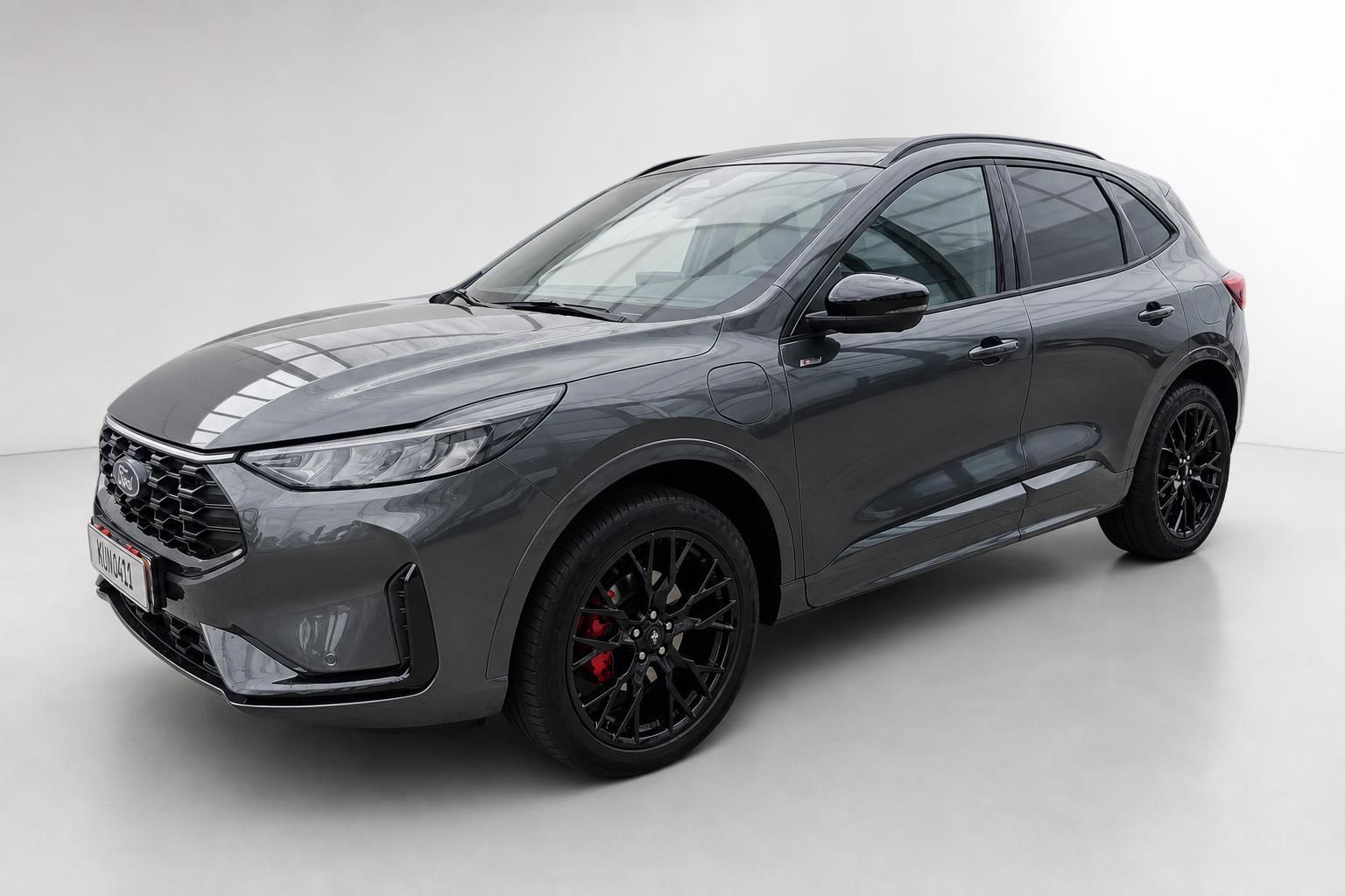 Ford Kuga SUV in grau, Dreiviertelansicht mit Kennzeichen