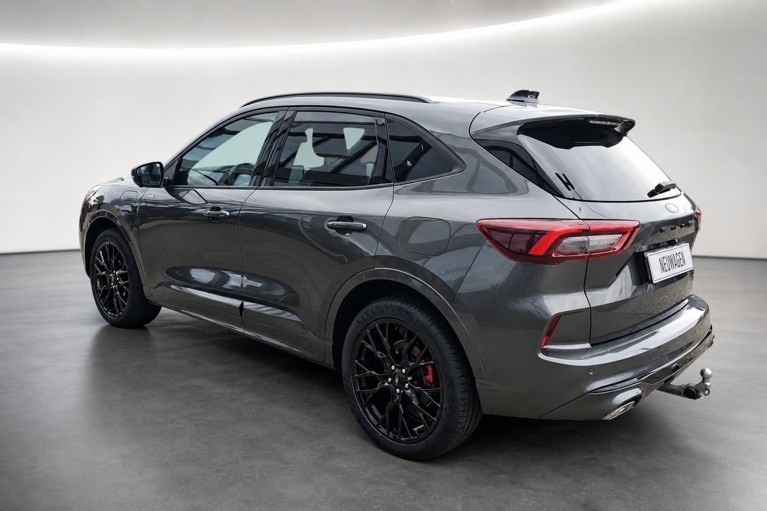 Ford Kuga SUV Heckansicht in grau mit Anhaengerkupplung