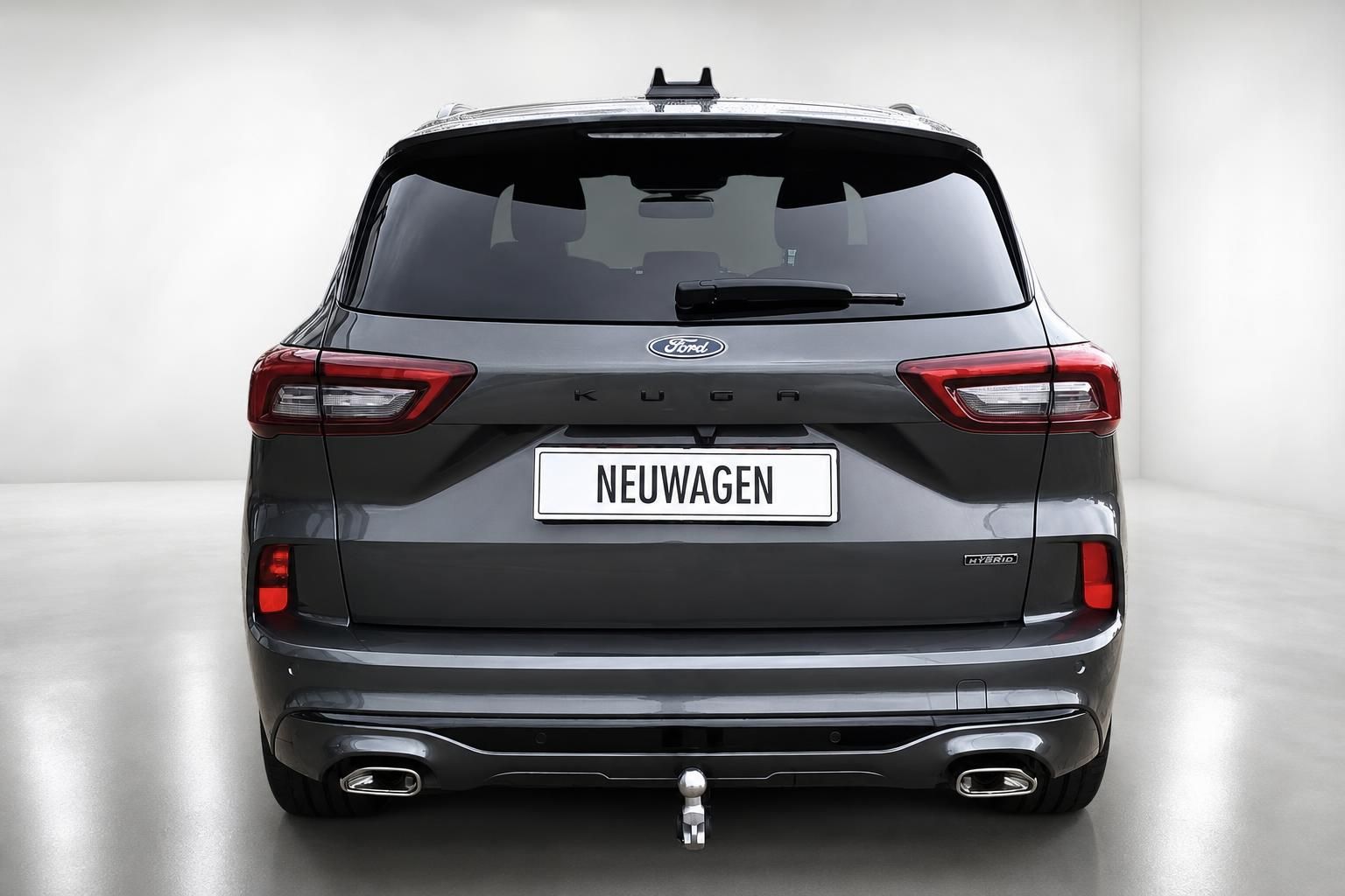 Ford Kuga Hybrid Heckansicht mit Anhaengerkupplung und Rueckleuchten