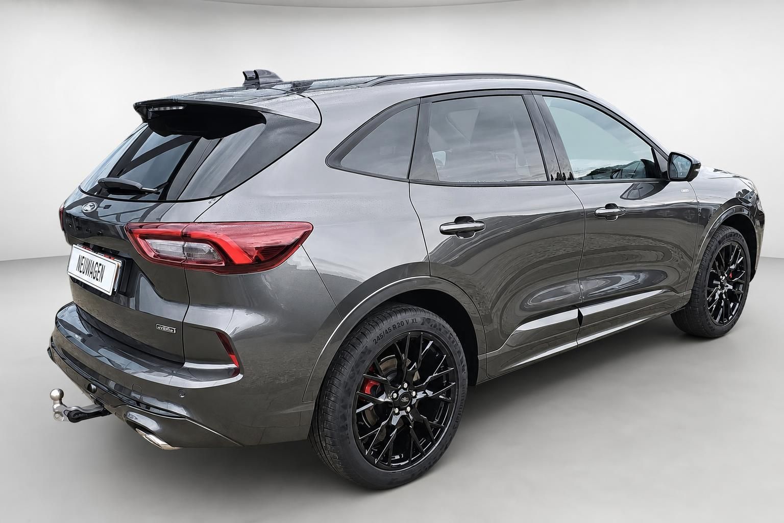 Ford Kuga Hybrid Heck-Seitenansicht in Grau mit Anhaengerkupplung