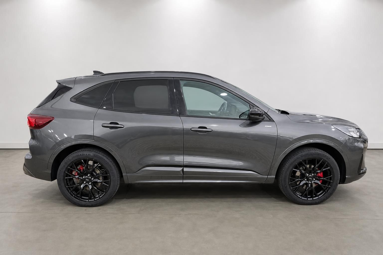 Ford Kuga ST-Line Seitenansicht in Grau mit schwarzen Felgen