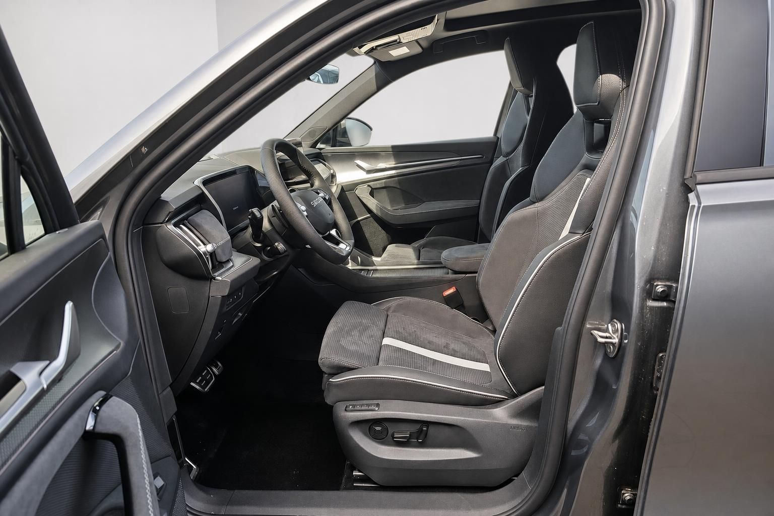 Skoda Innenraum Vordersitze und Cockpit Ansicht