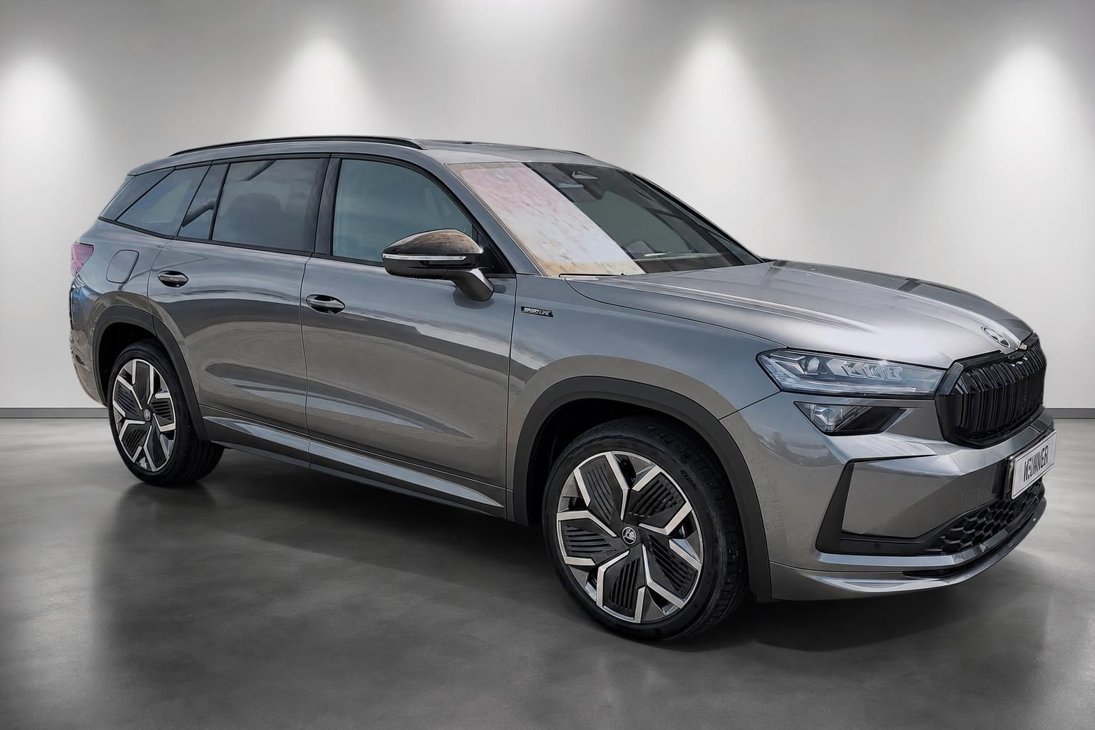 Skoda Kodiaq SUV in Grau, Seitenansicht schraeg von vorne im Studio