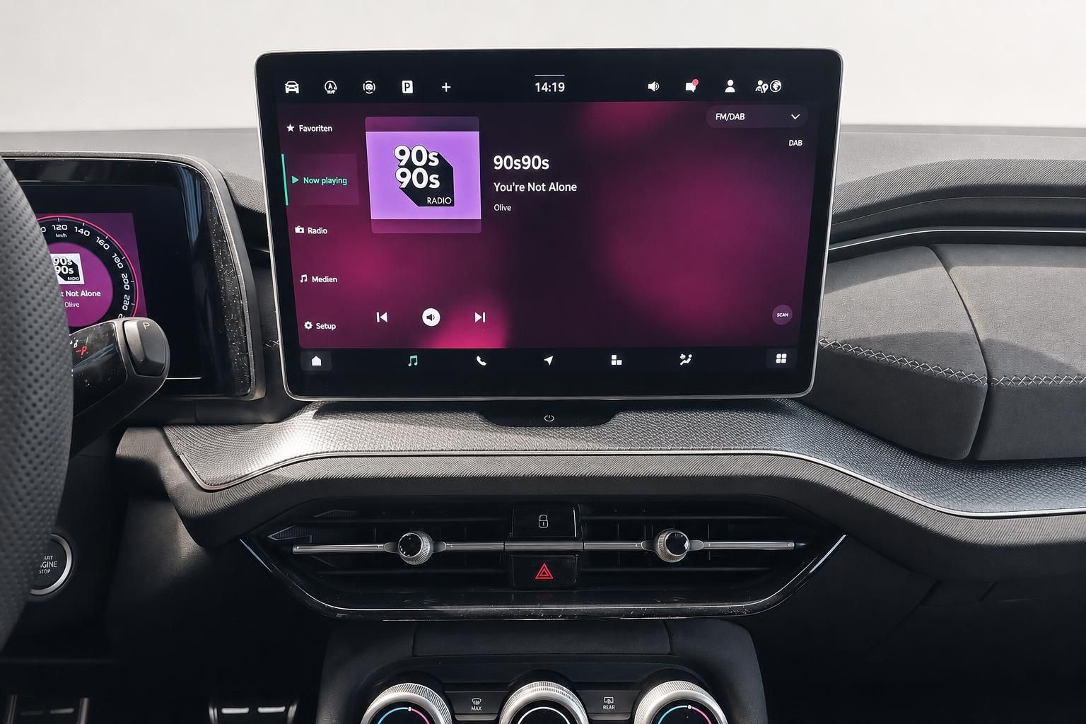 Infotainment-Touchscreen mit Radioanzeige im Skoda Interieur