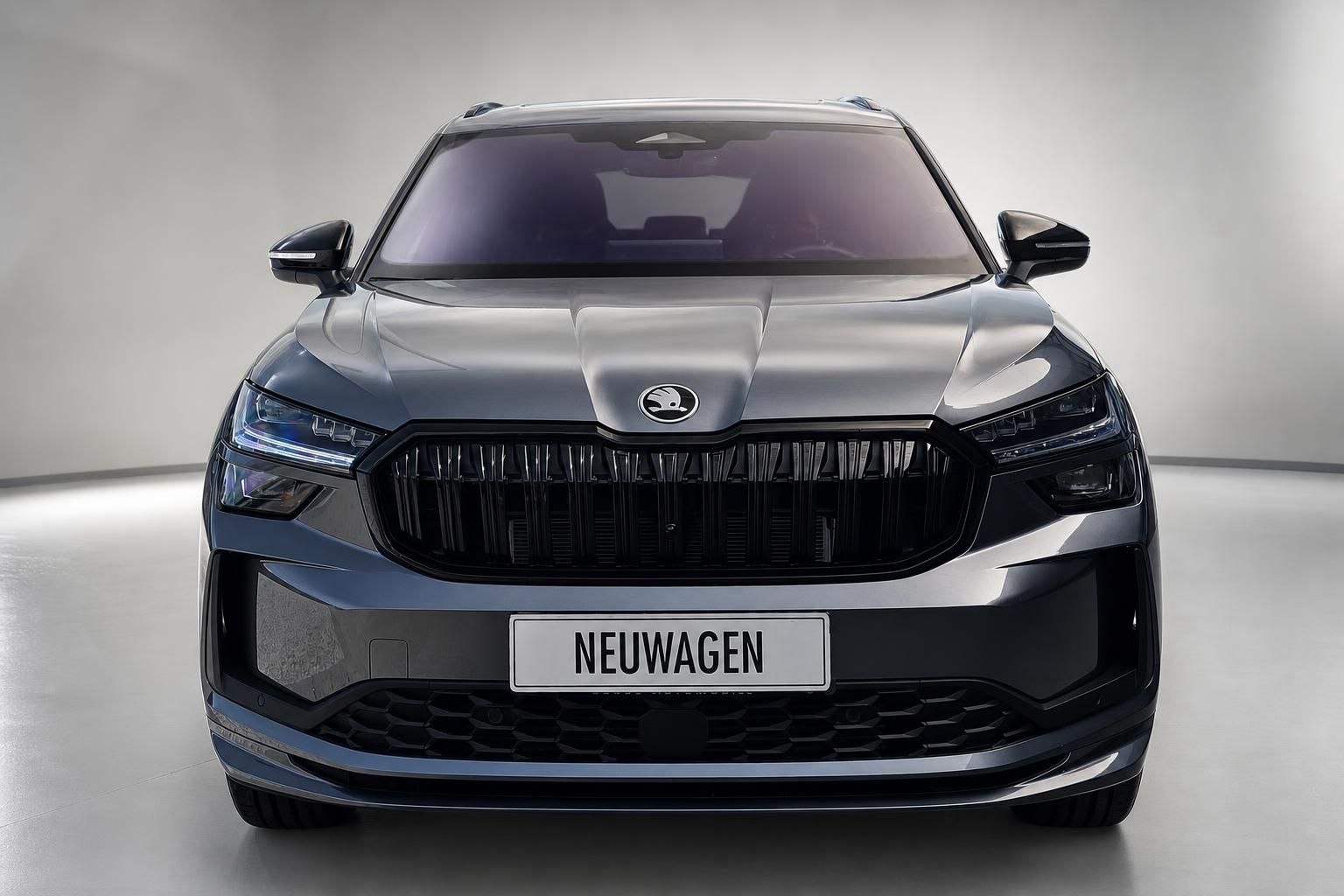 Skoda Kodiaq SUV in Grau, Frontansicht mit Kuehlergrill im Studio