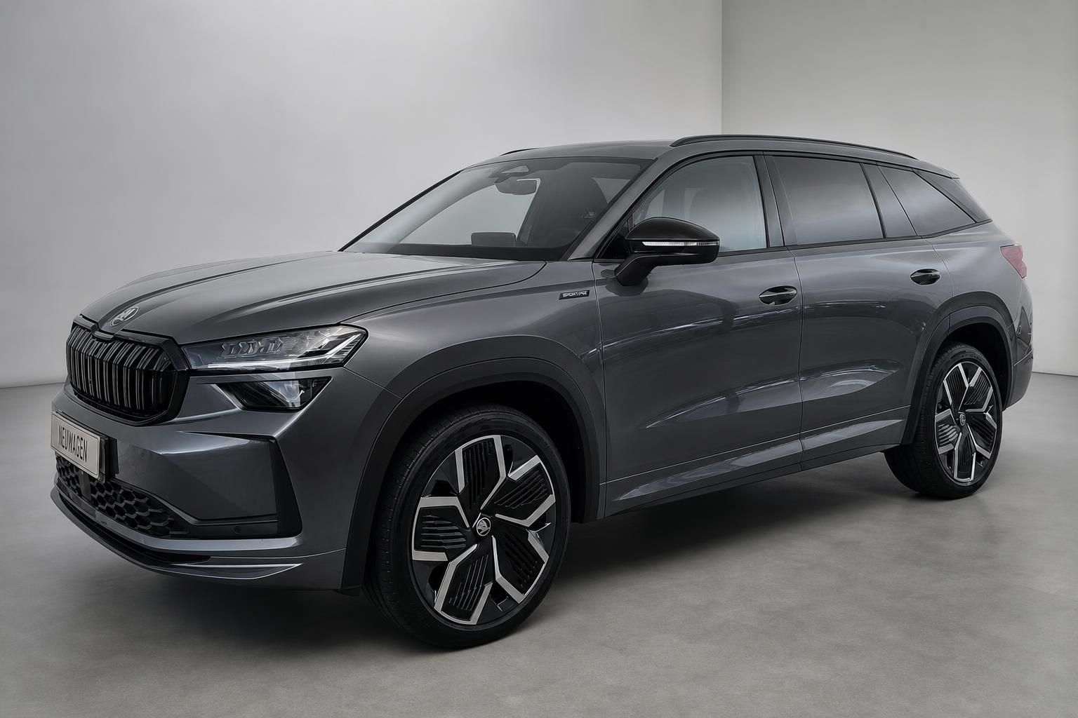 Skoda Kodiaq SUV in Grau, Frontansicht seitlich im Studio