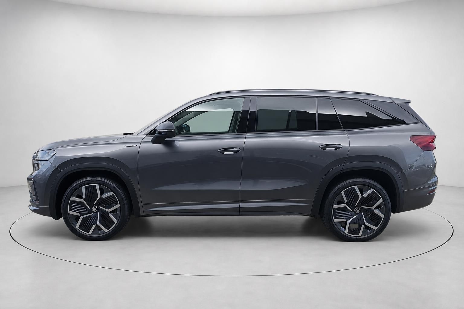 Skoda Kodiaq SUV in Grau, Seitenansicht im Studio auf Drehteller