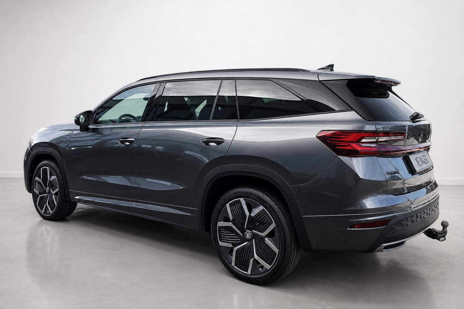 Skoda Kodiaq SUV in Grau, Heckansicht schraeg im Studio