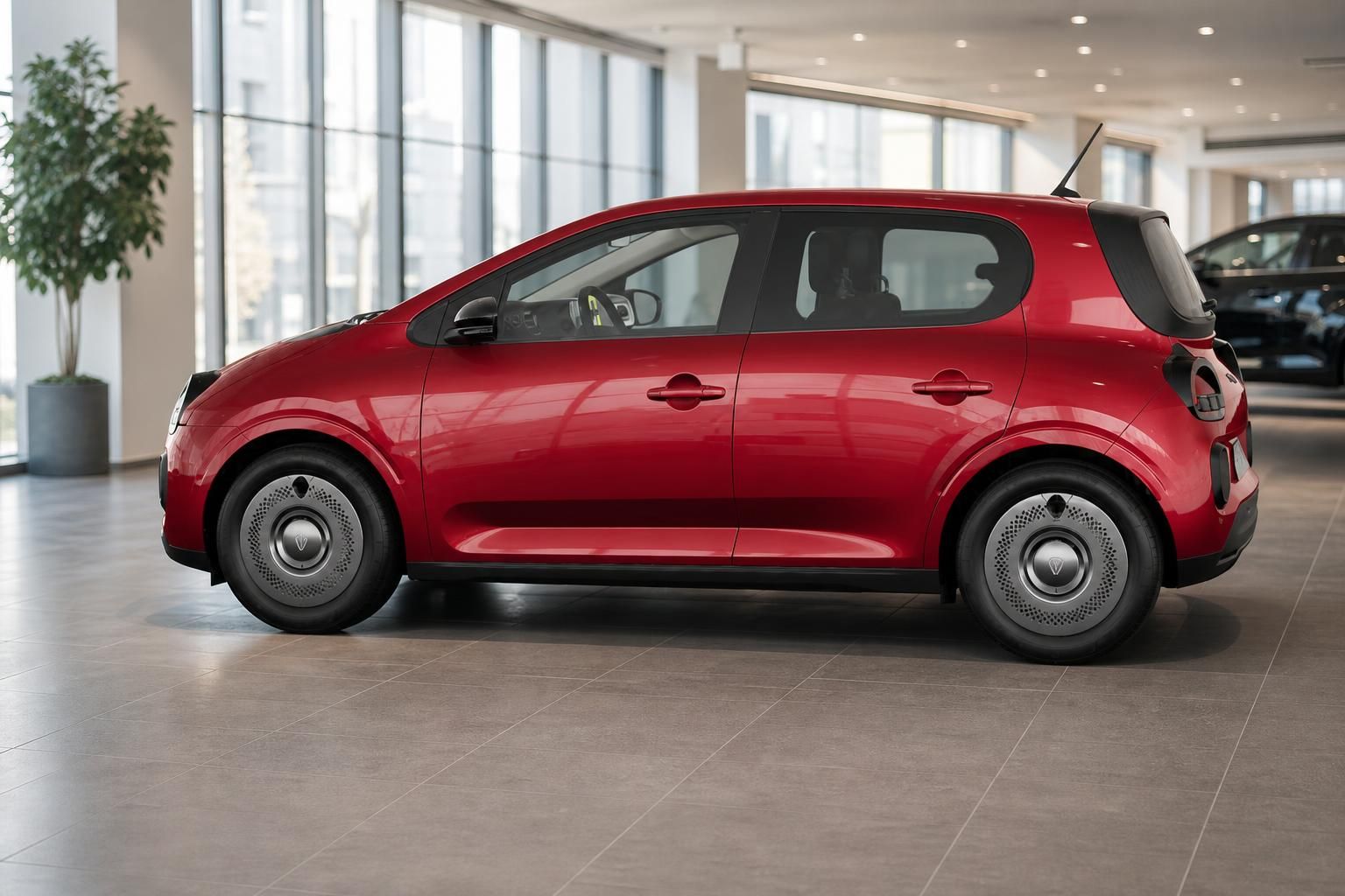 Roter Renault Twingo Elektro von der Seite im Showroom