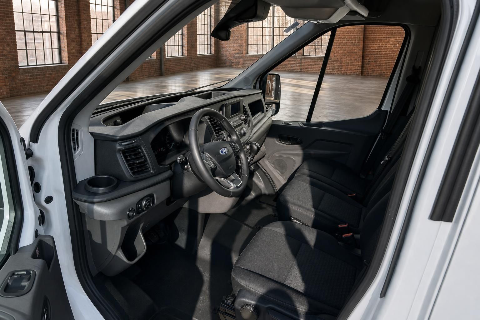 Ford Transit Kastenwagen – Innenraum Fahrerseite mit Lenkrad, Armaturenbrett und Fahrersitz