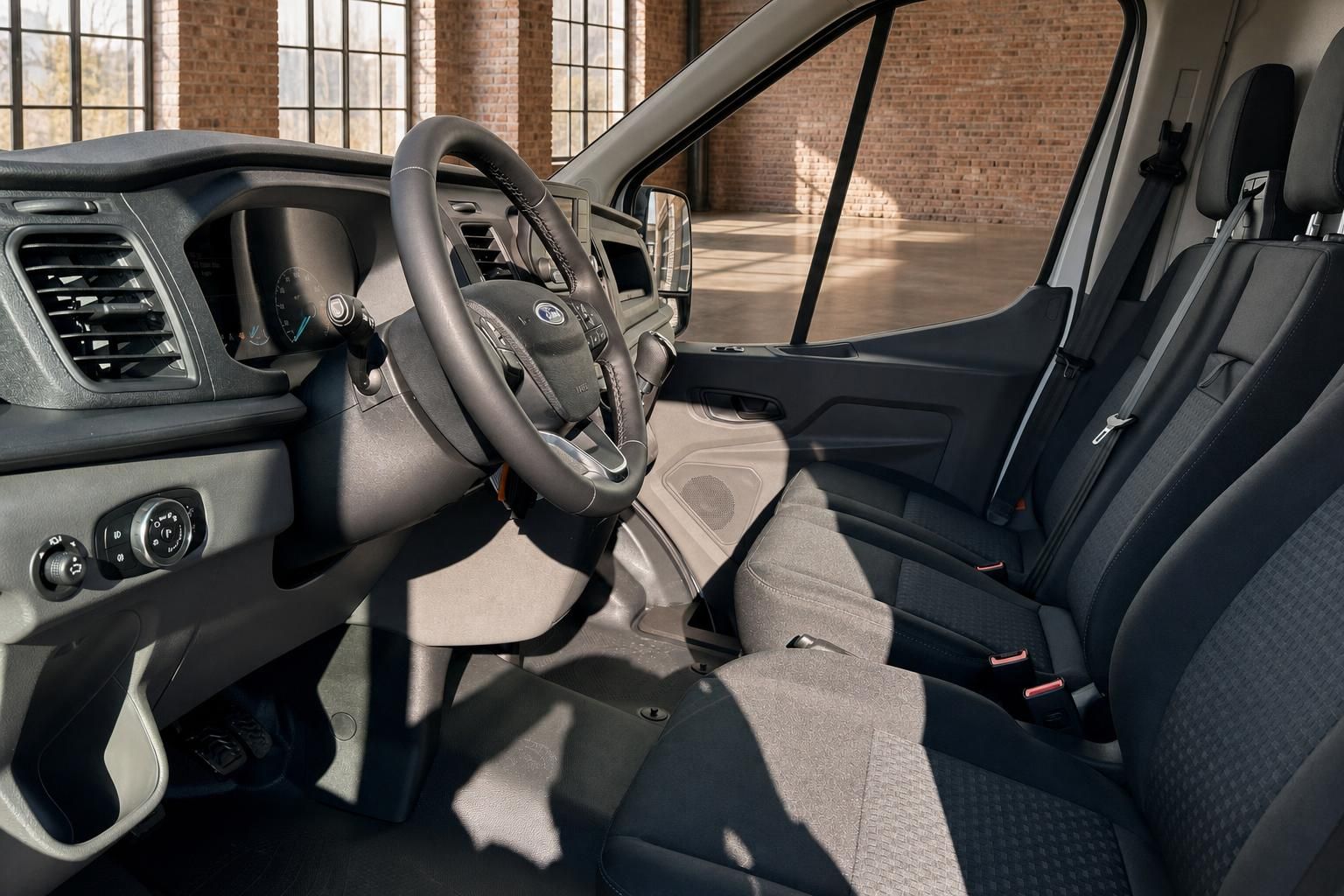 Ford Transit Innenraum Fahrerseite mit Lenkrad, Armaturenbrett und Sitze