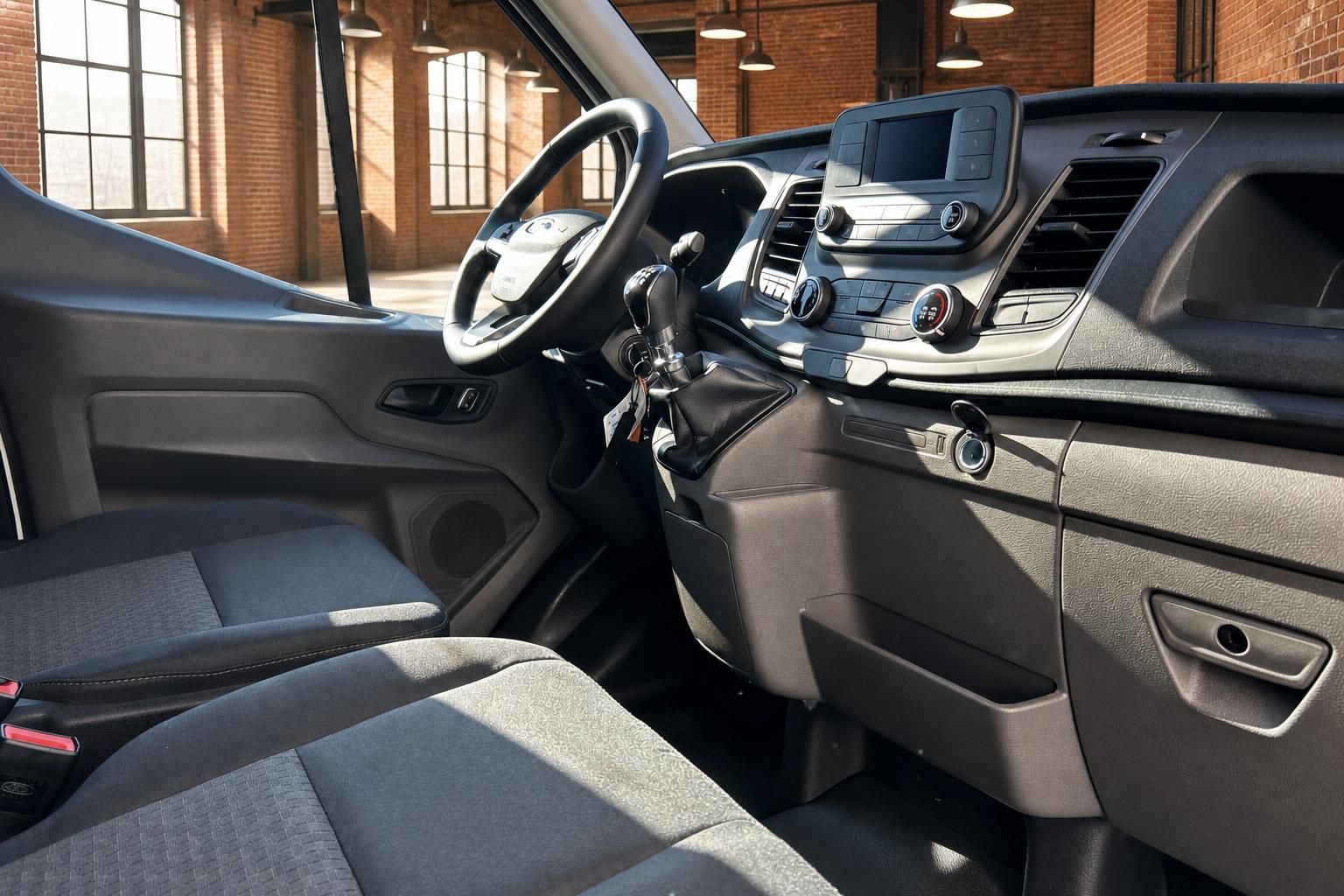 Ford Transit Cockpit mit Lenkrad, Schalthebel, Infotainment und Klimabedienung